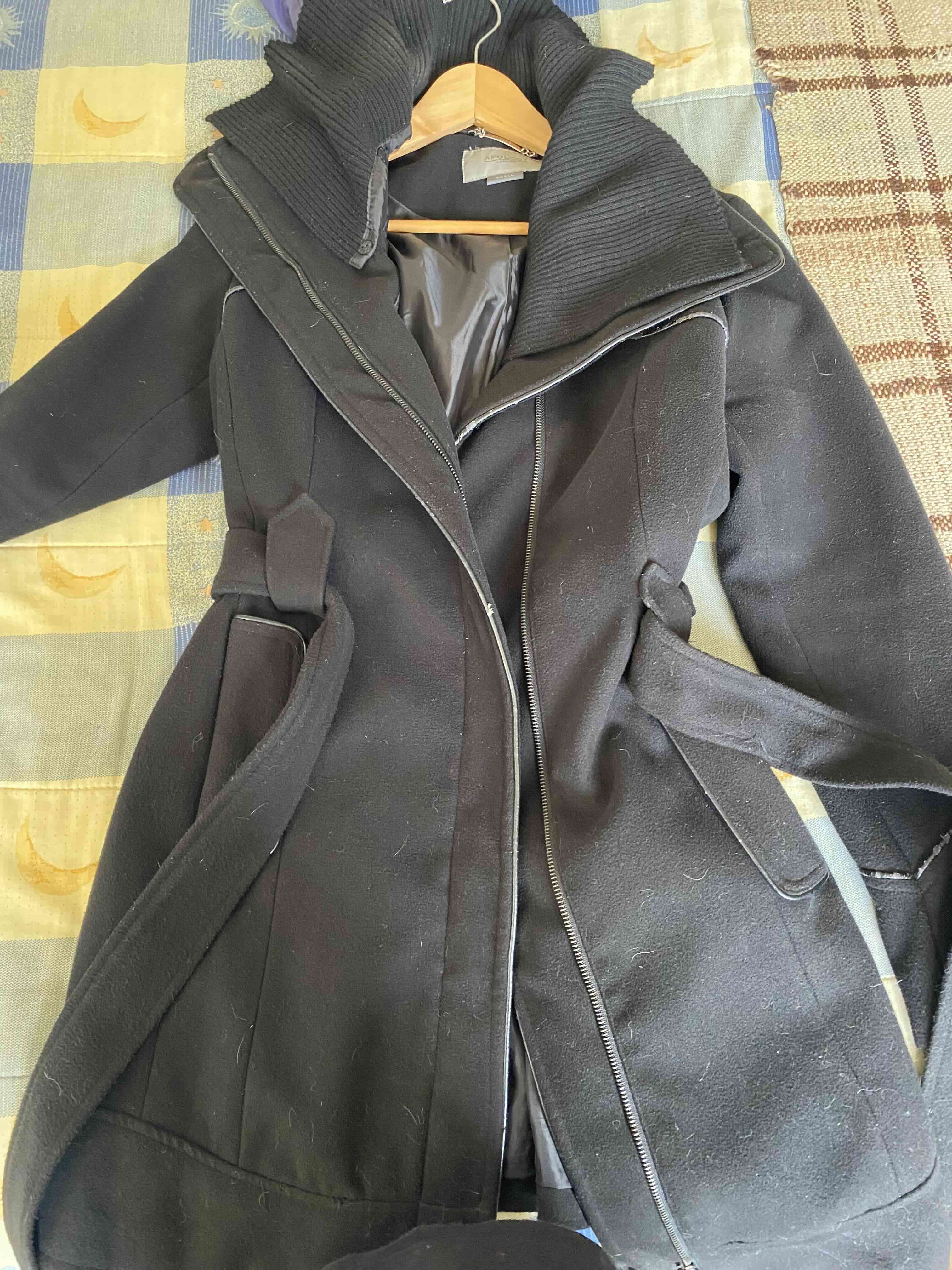 Abrigo negro con cinturón