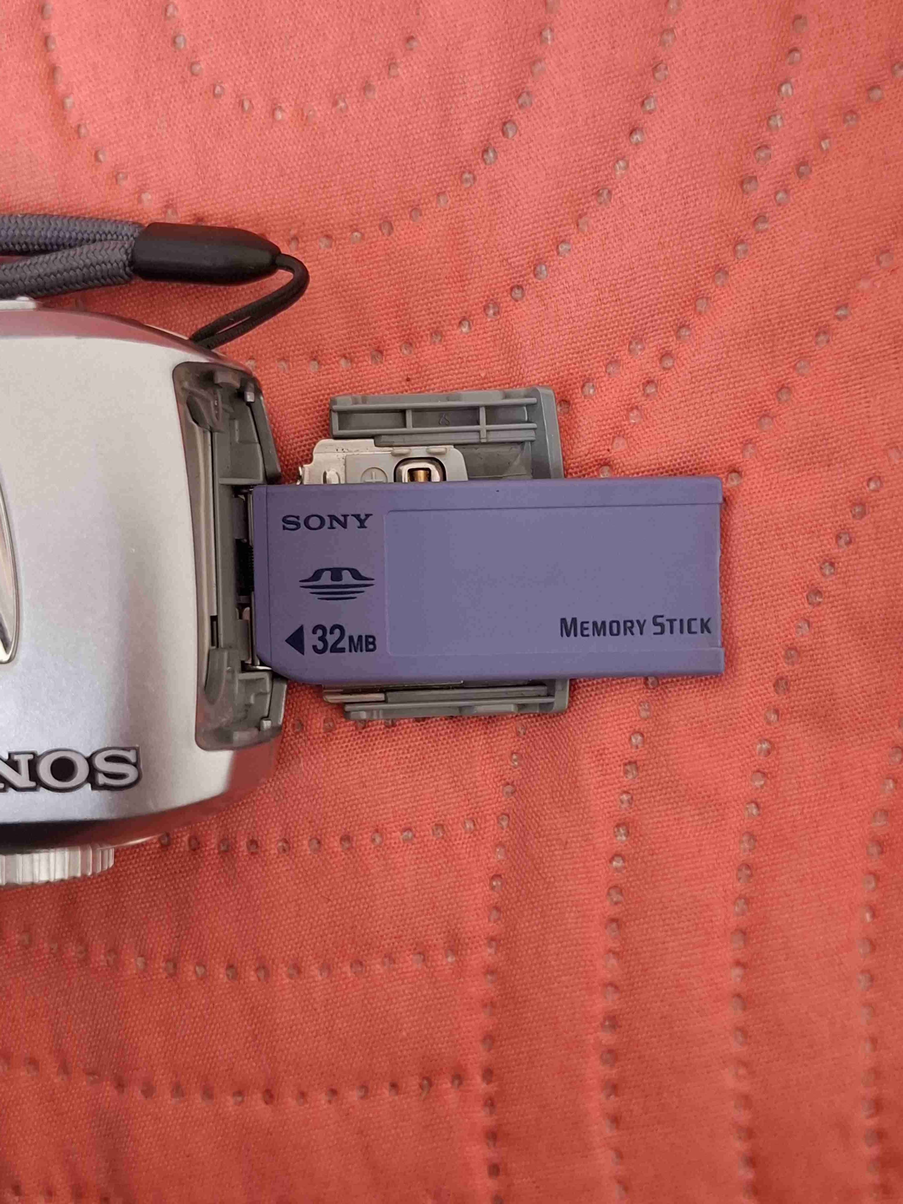 Cámara Sony Cyber-shot plateada - miniatura 5