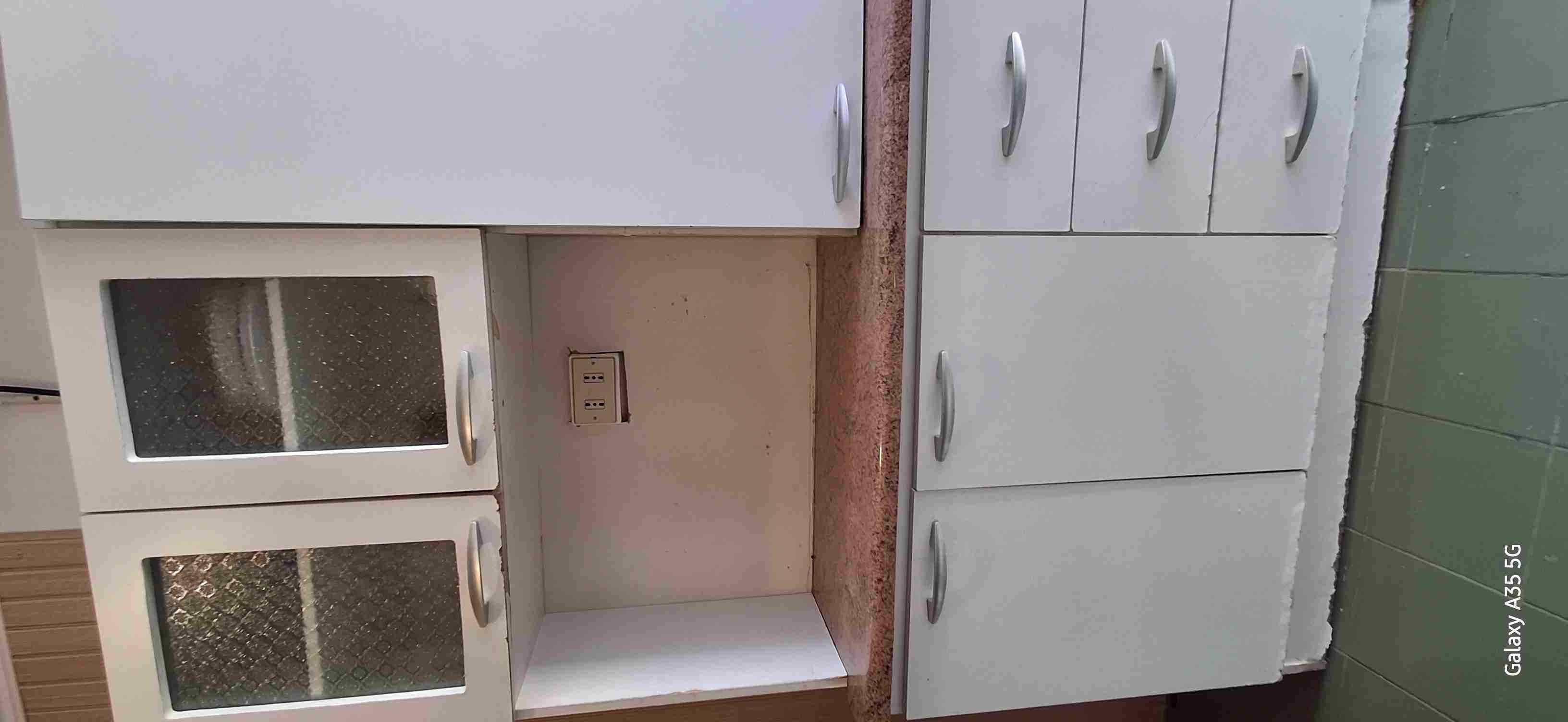 Mueble de cocina blanco con puertas de vidrio - miniatura 1