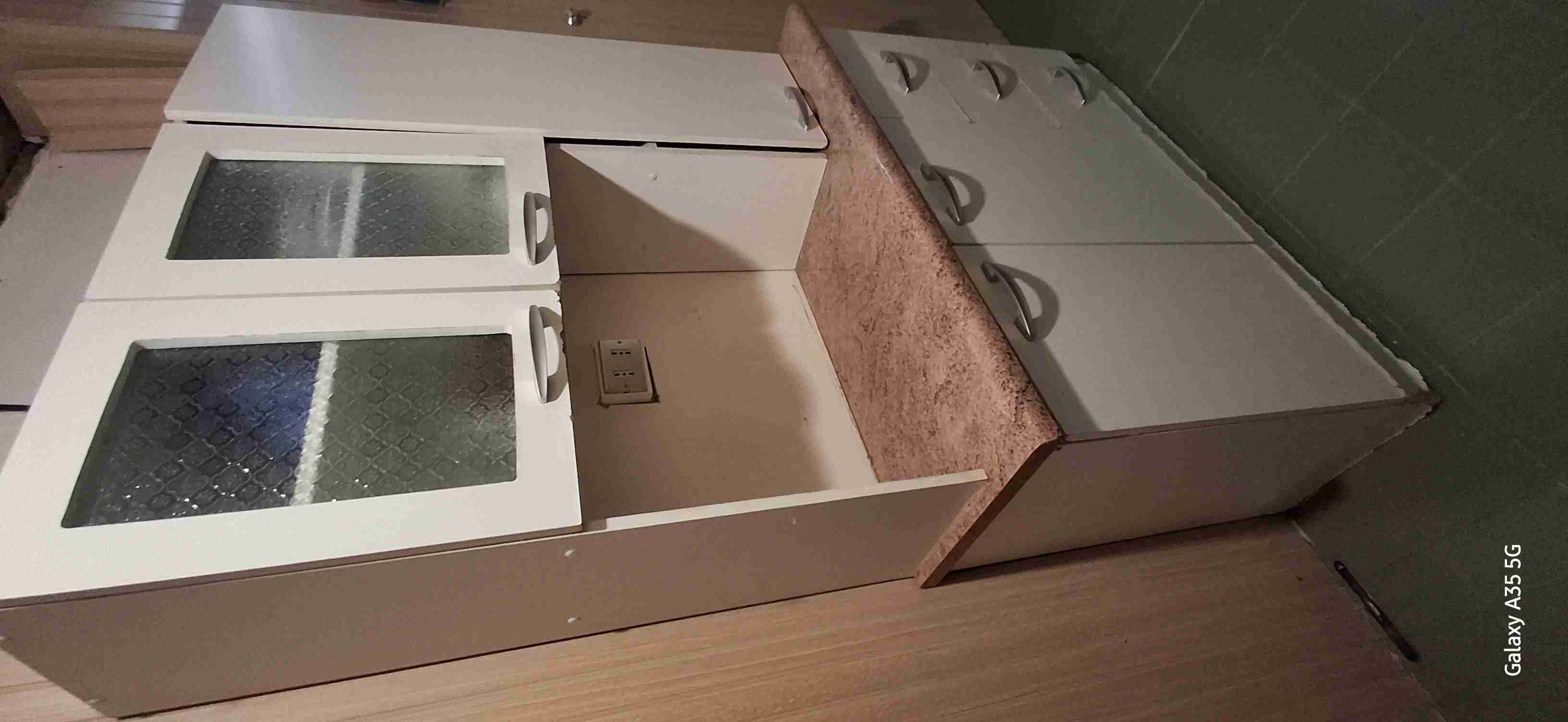 Mueble de cocina blanco con puertas de vidrio - miniatura 2