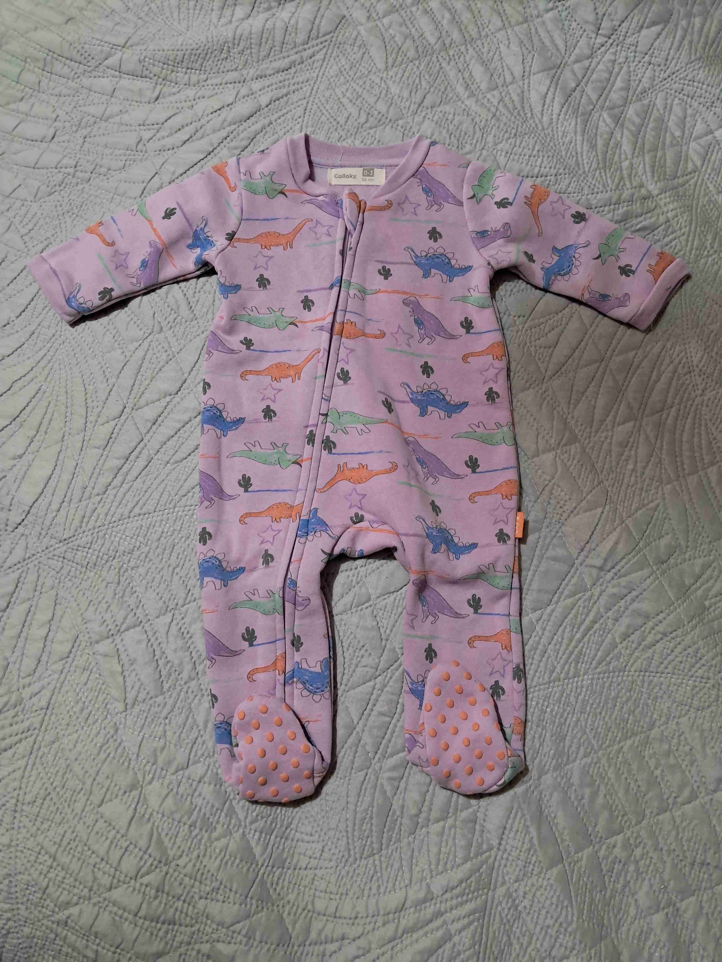 Pijama morado de dinosaurios