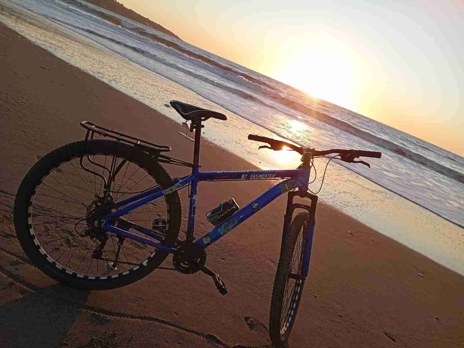 Bicicleta MTB azul con calcomanías - miniatura 2