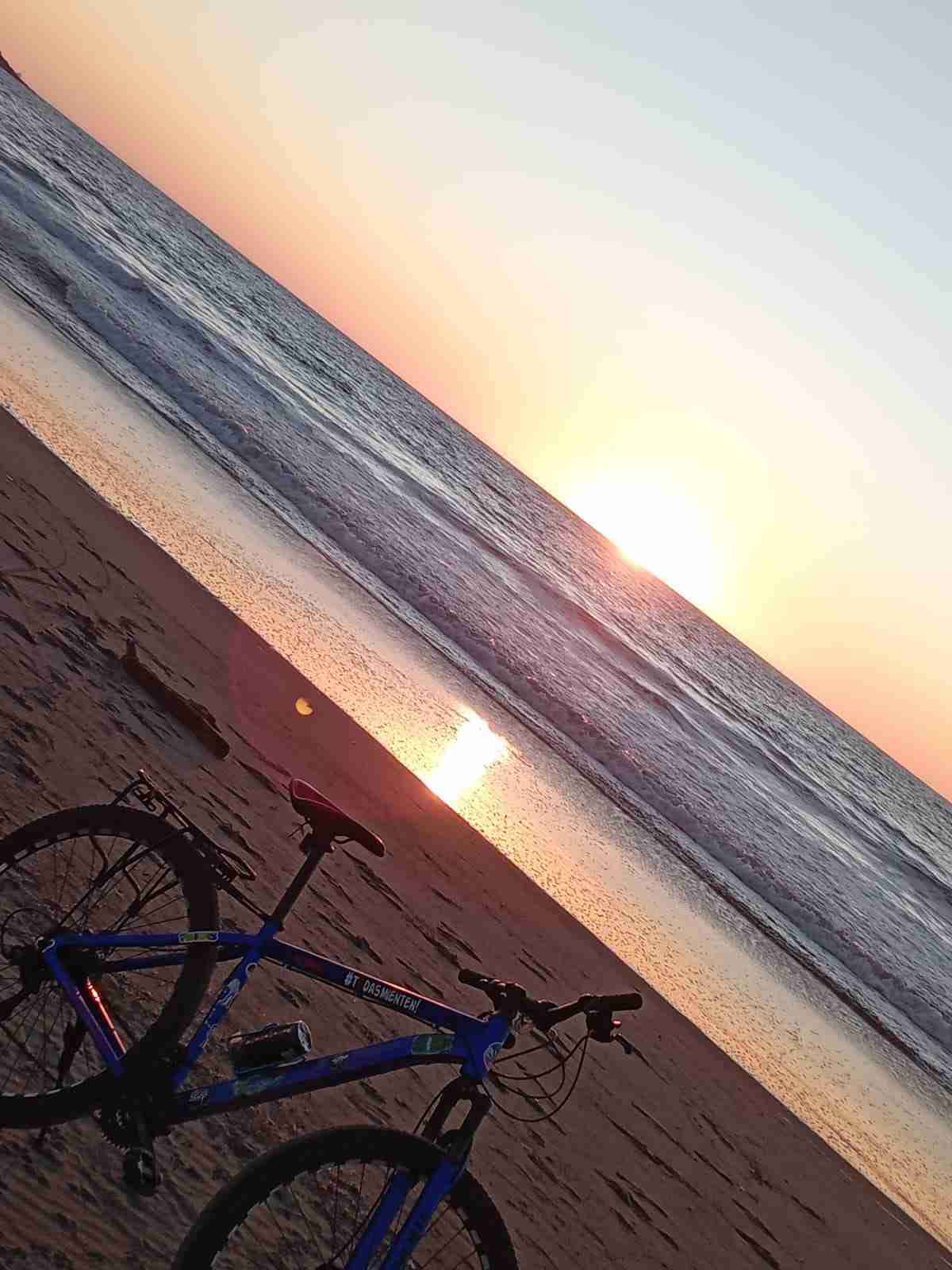 Bicicleta MTB azul con calcomanías - miniatura 3
