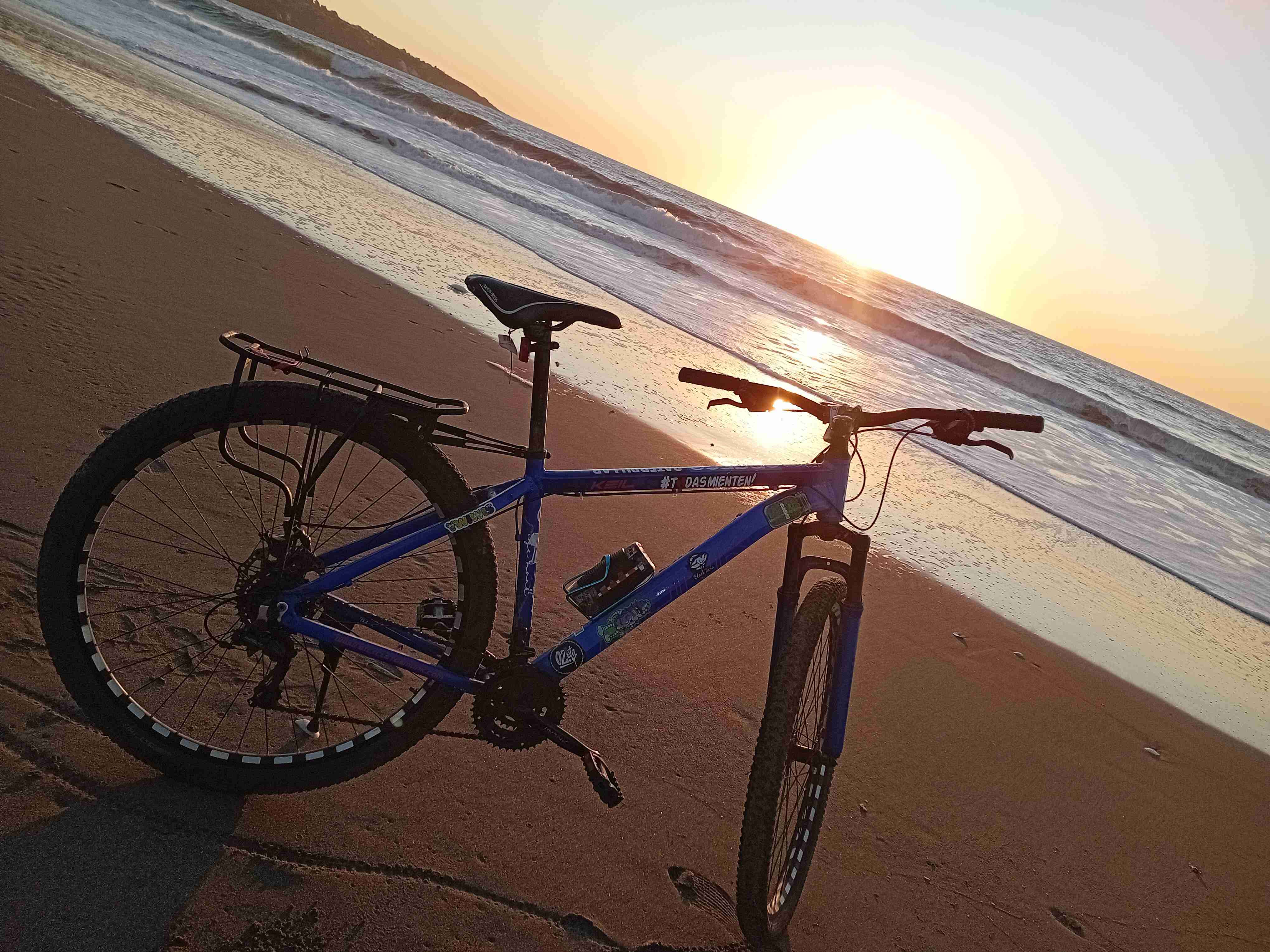 Bicicleta MTB azul con calcomanías - miniatura 4