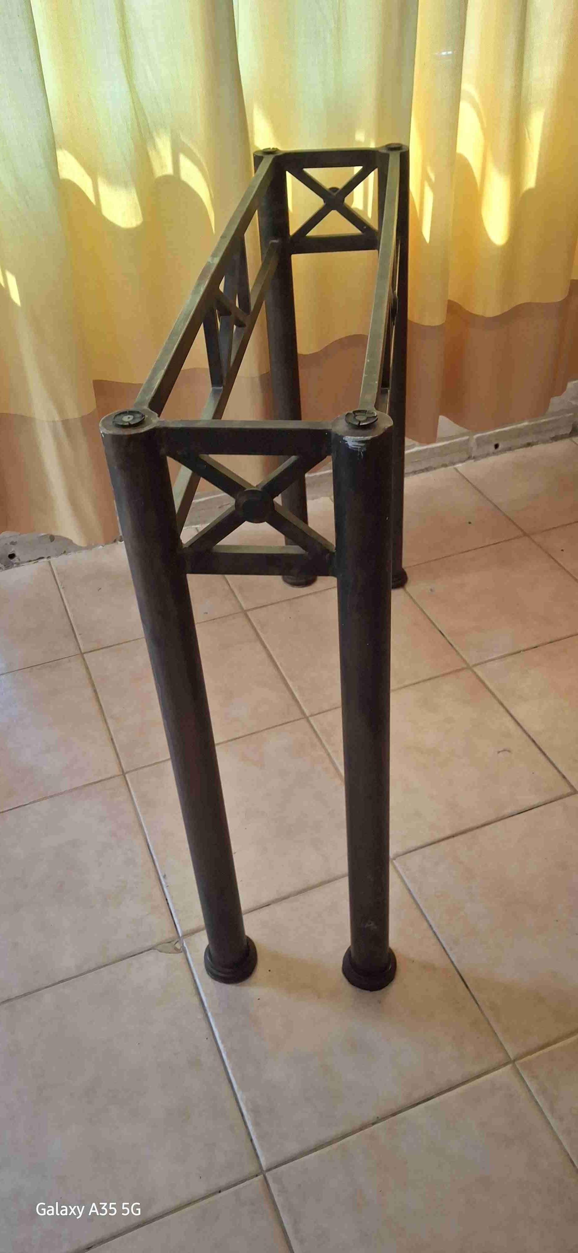 Soporte de metal para mesa - miniatura 1