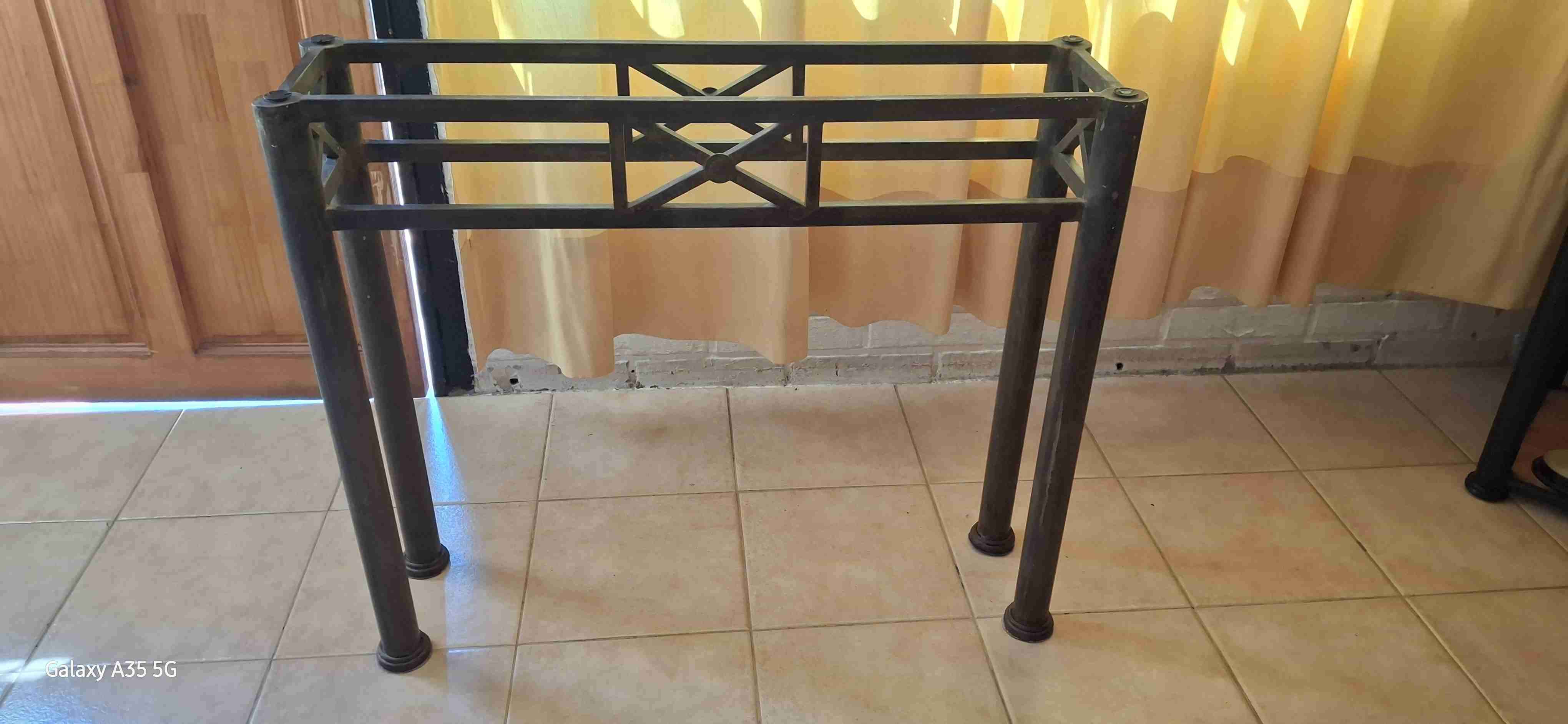 Soporte de metal para mesa - miniatura 2