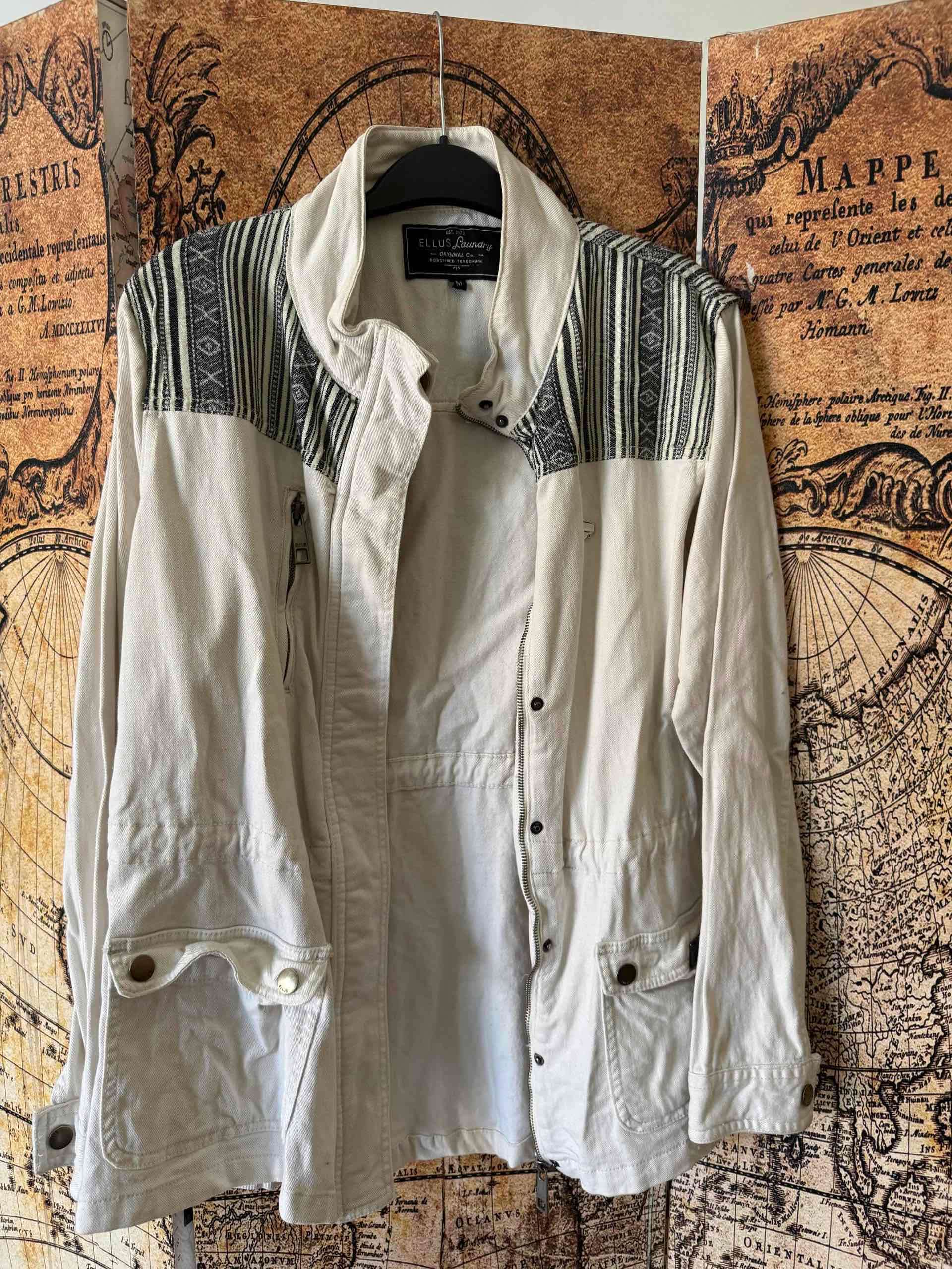 Chaqueta blanca con bordado negro - miniatura 1