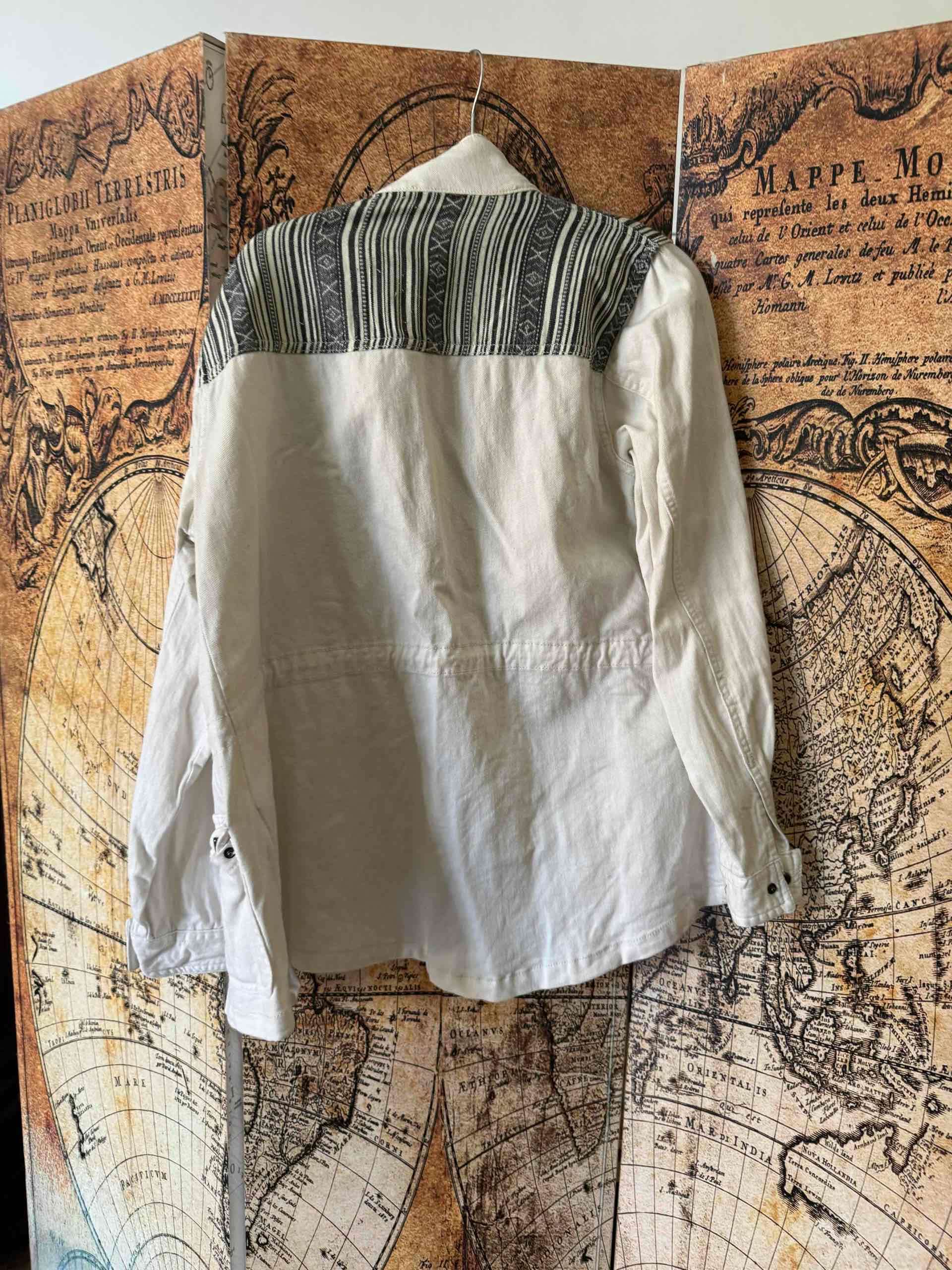 Chaqueta blanca con bordado negro - miniatura 3