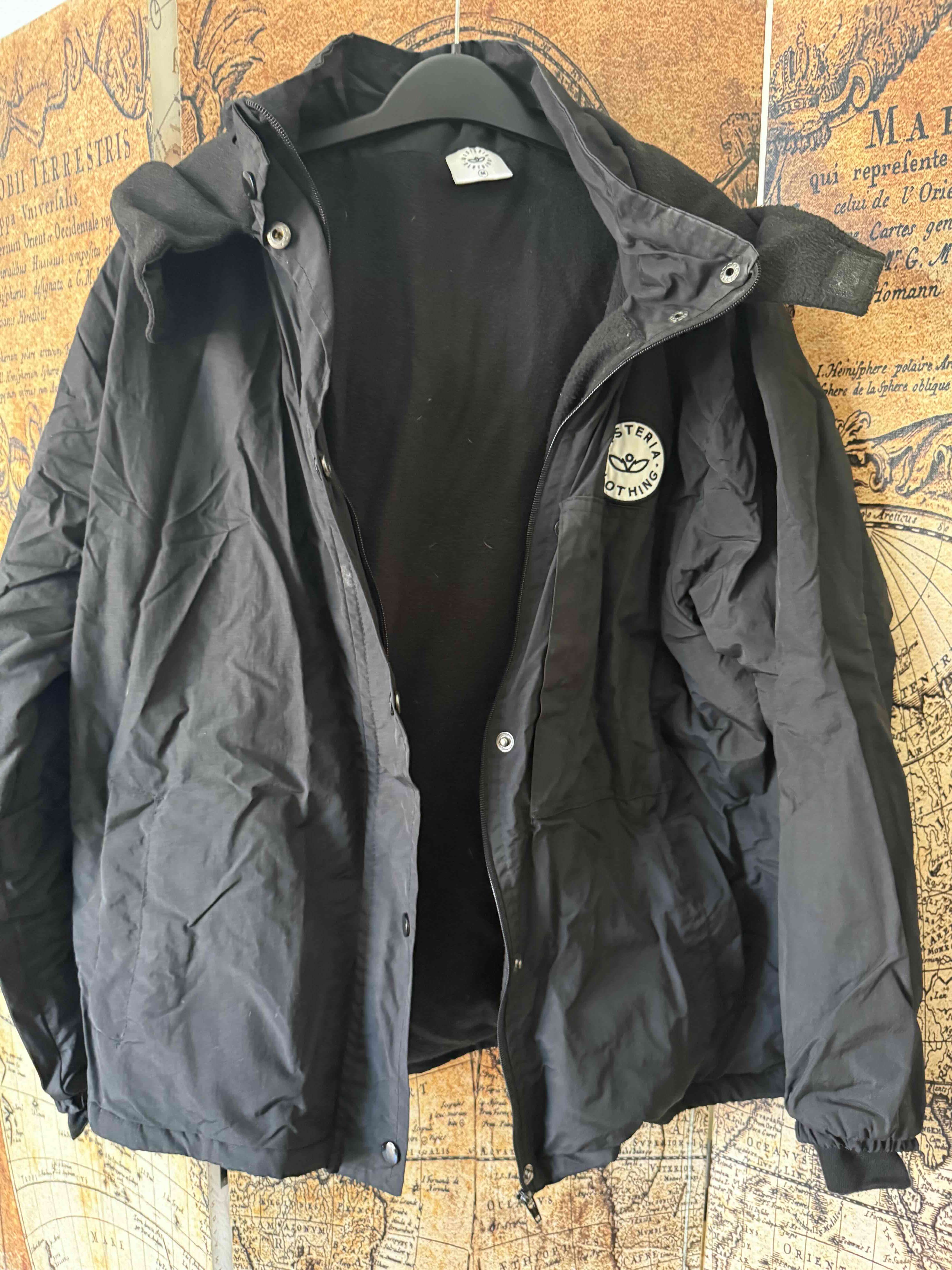 Chaqueta negra resistente al agua - miniatura 1