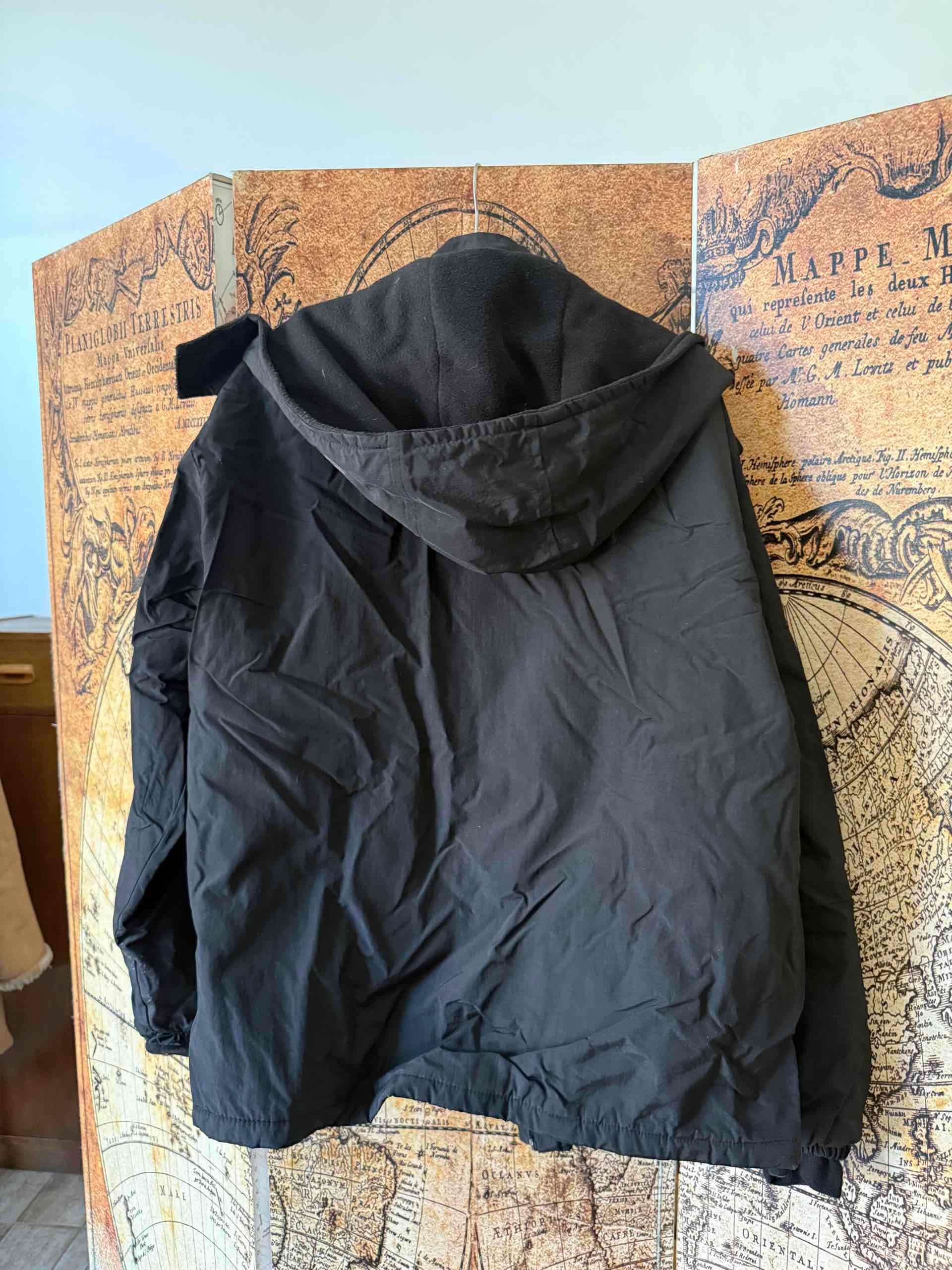 Chaqueta negra resistente al agua - miniatura 4