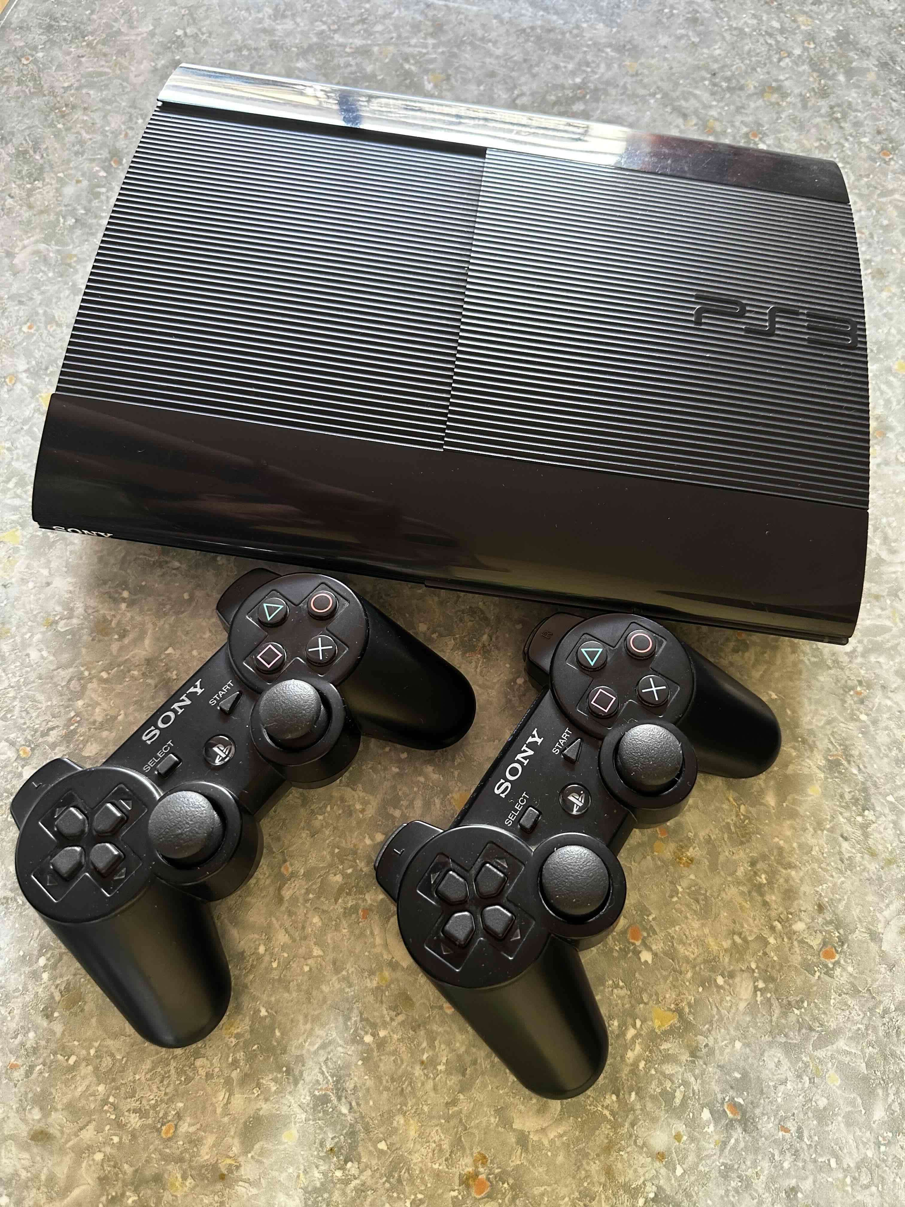 Consola PS3 con dos controles - miniatura 1