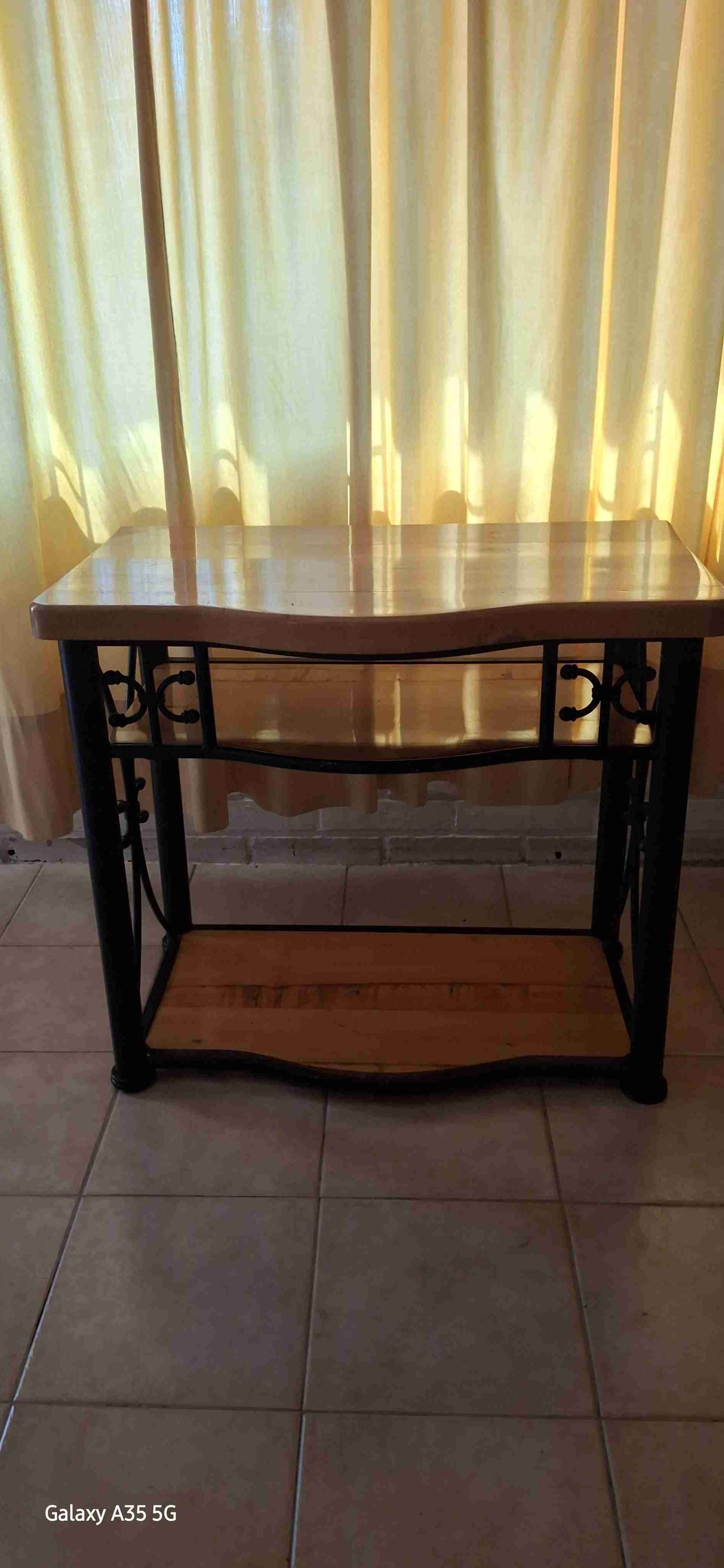 Mesa auxiliar de madera ideal TV. - miniatura 1