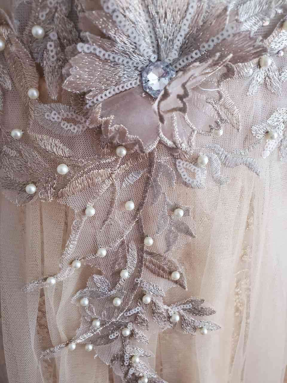 Vestido de fiesta dorado con encaje - miniatura 2