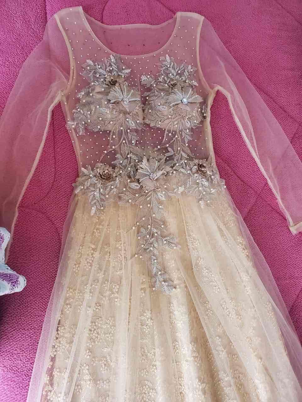 Vestido de fiesta dorado con encaje - miniatura 3