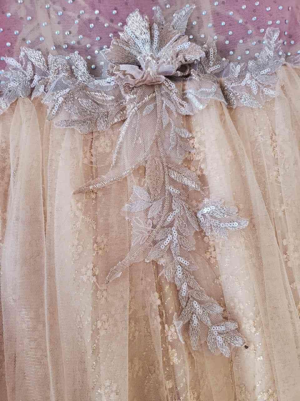 Vestido de fiesta dorado con encaje - miniatura 4