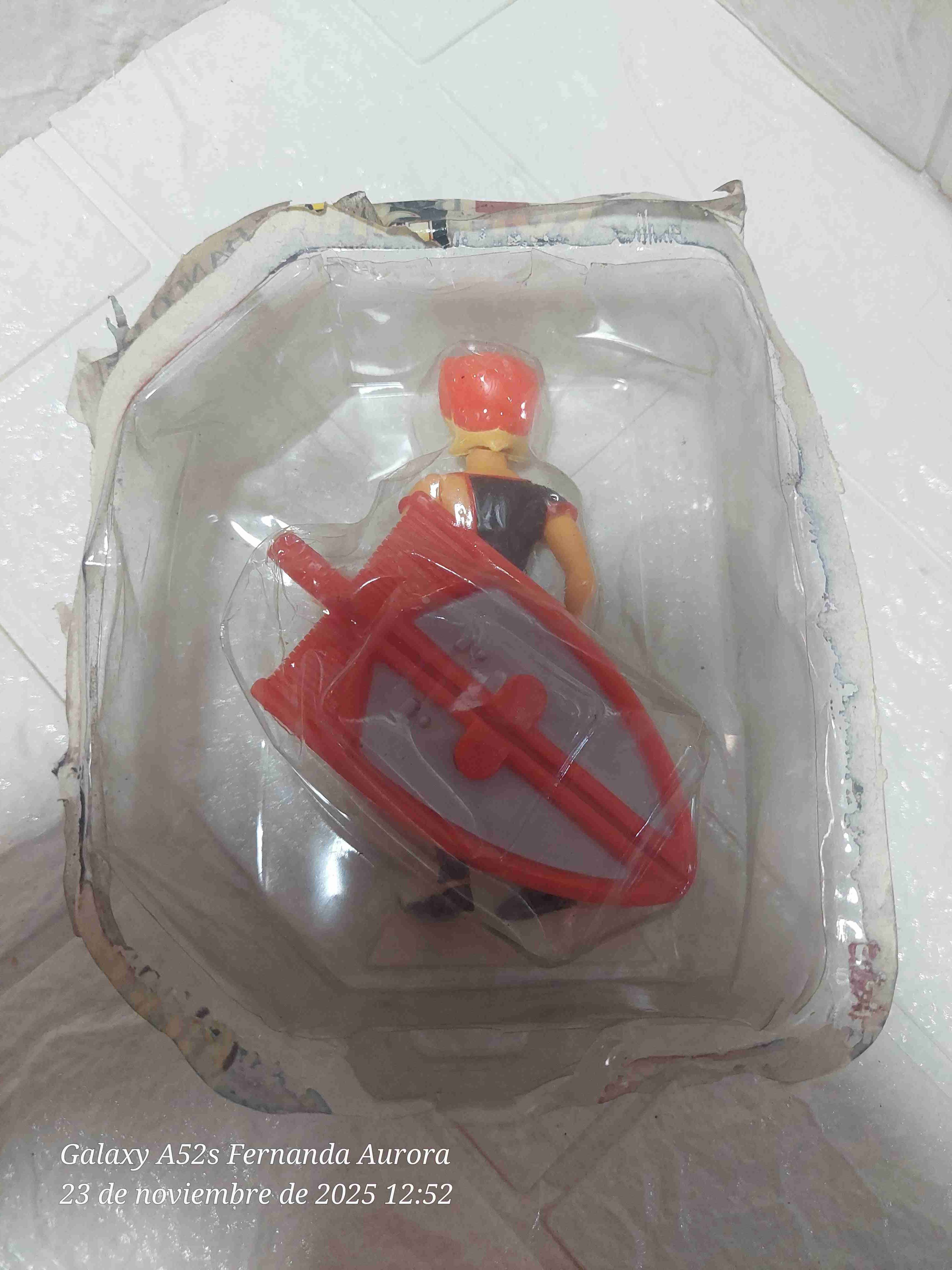 Figura de acción con escudo - miniatura 1