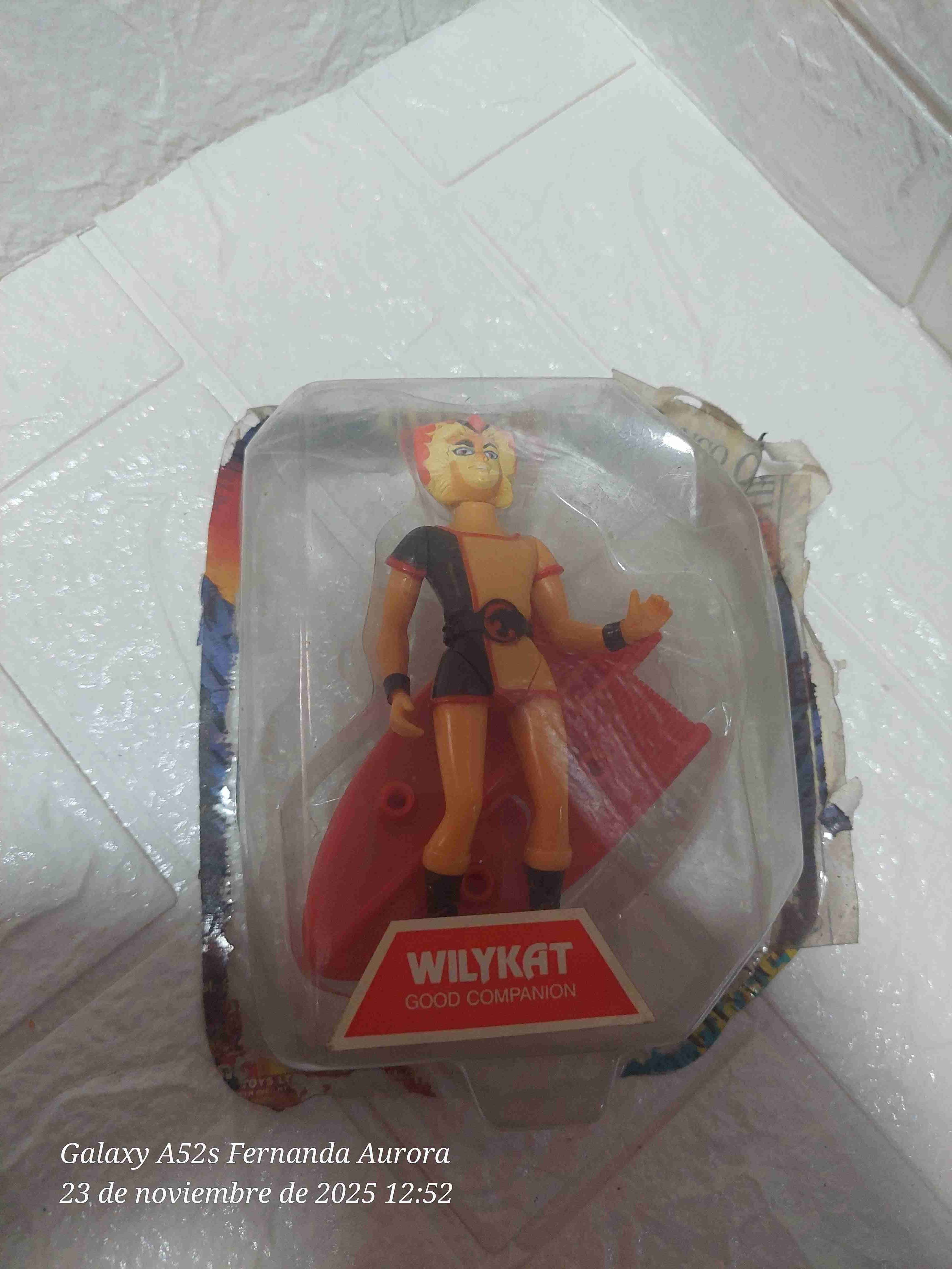 Figura de acción con escudo - miniatura 2