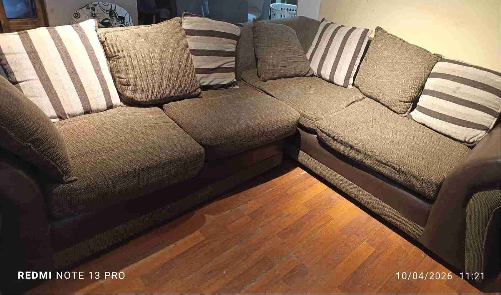 Sofá esquinero marrón con cojines - miniatura 2