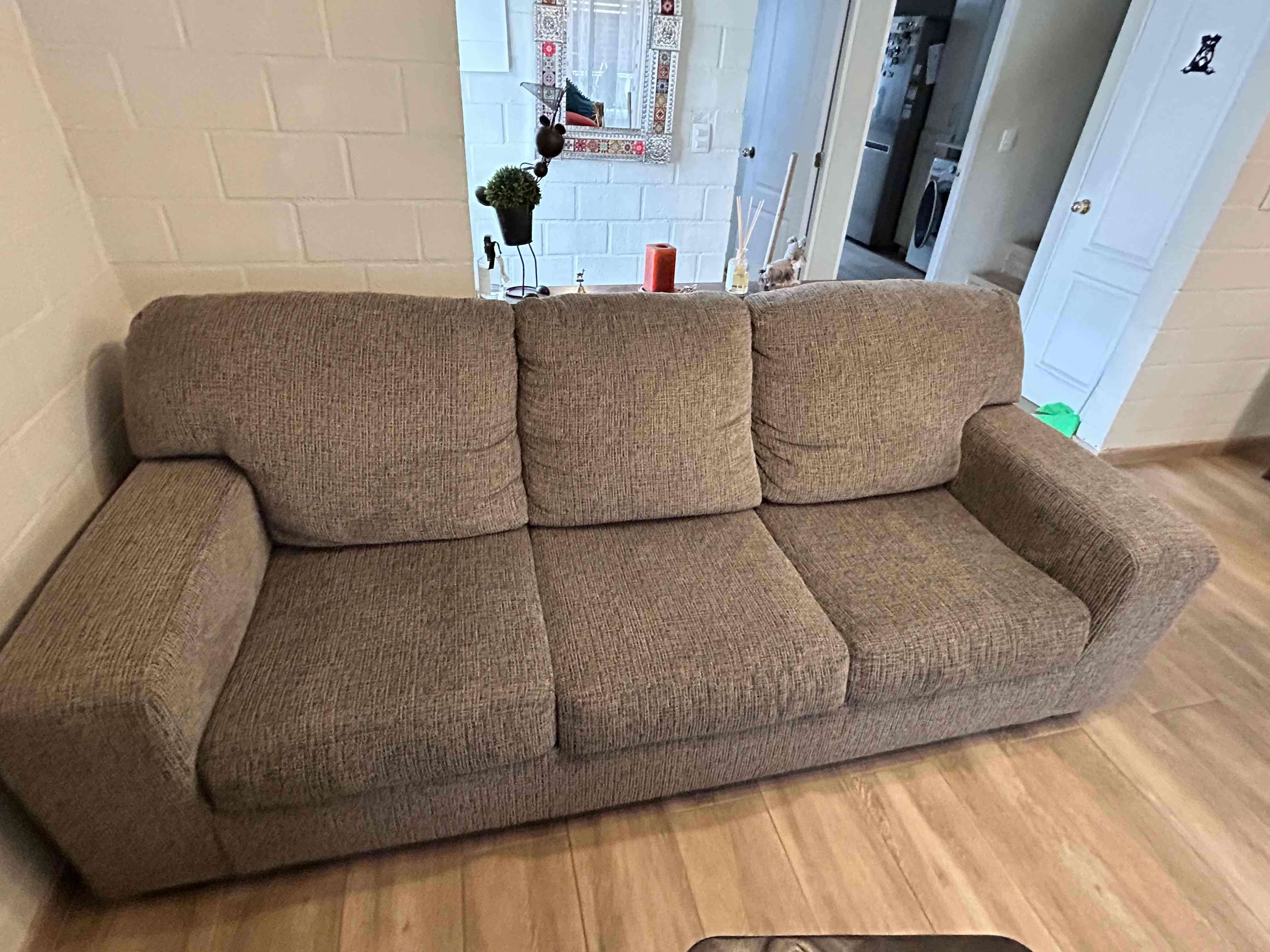 Sofá gris de tres plazas - 2