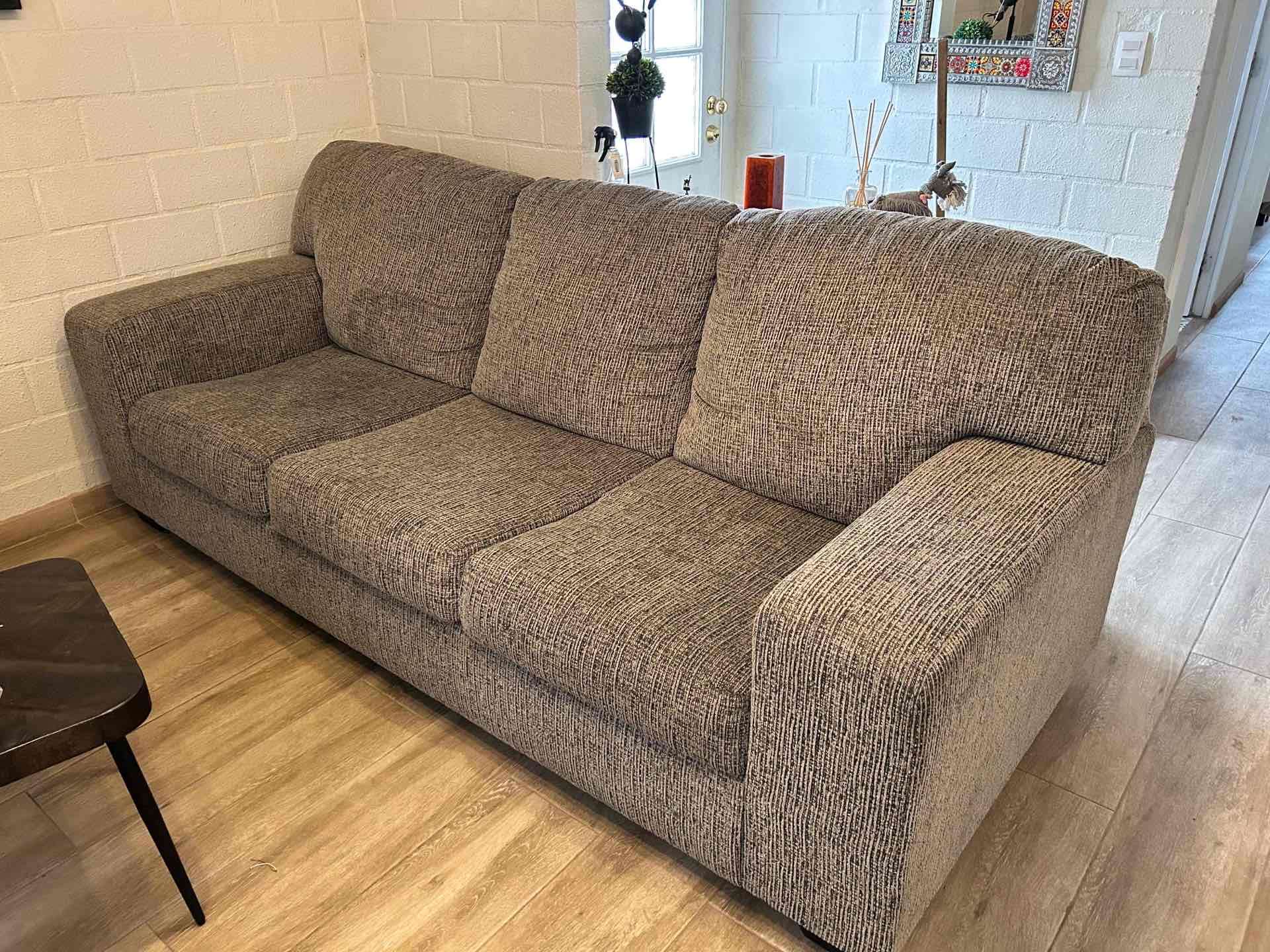 Sofá gris de tres plazas - 3