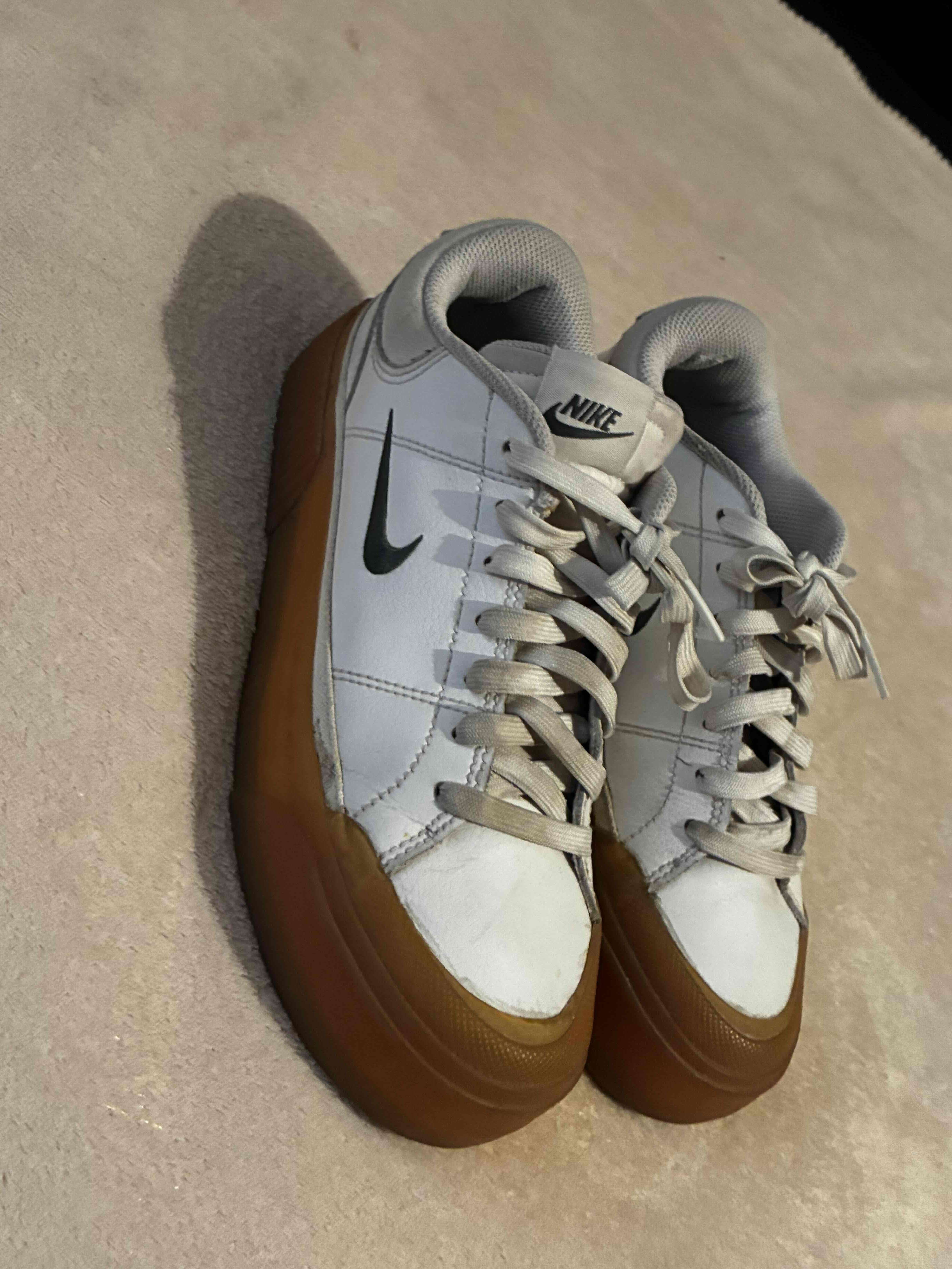 Zapatillas Nike blancas con suela café - miniatura 2