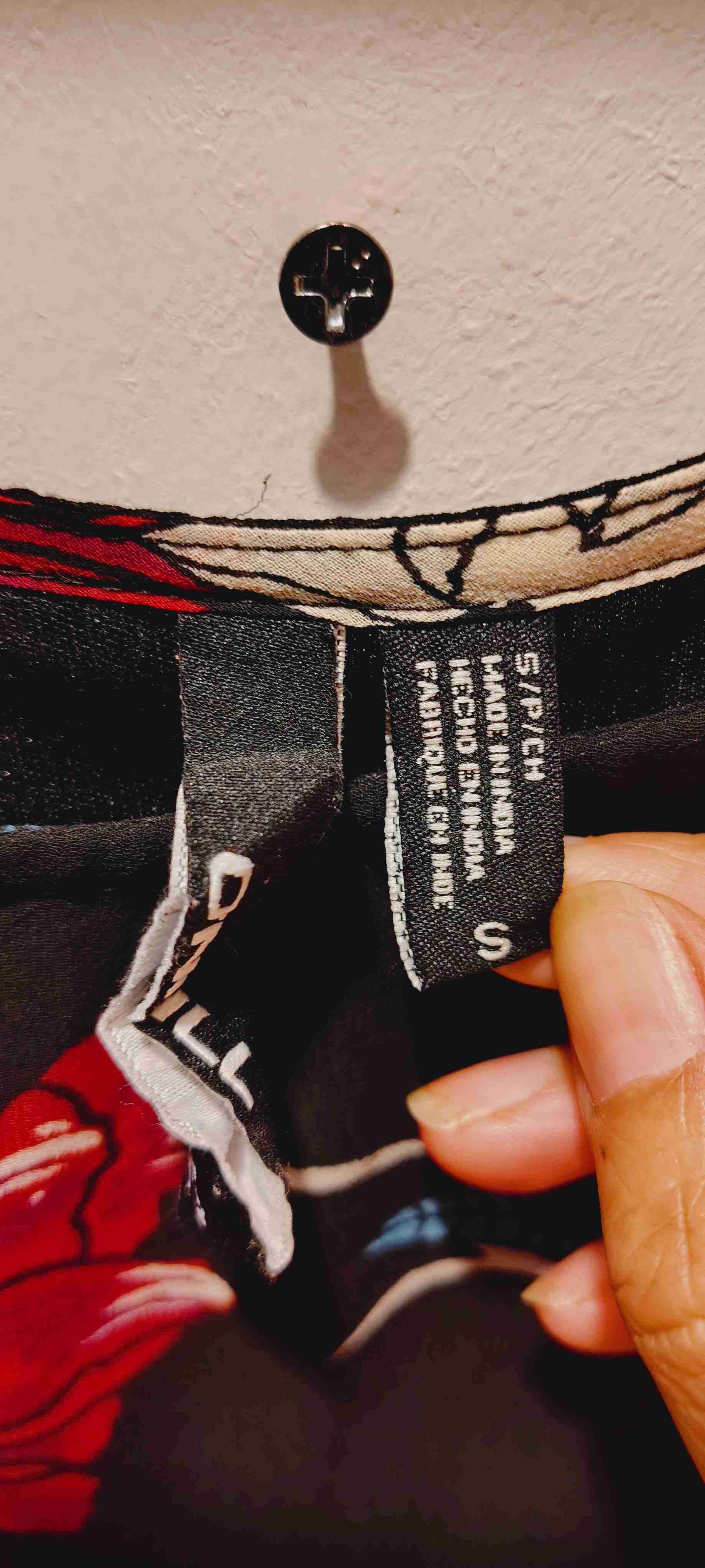 Vestido floral negro con rojo - miniatura 2