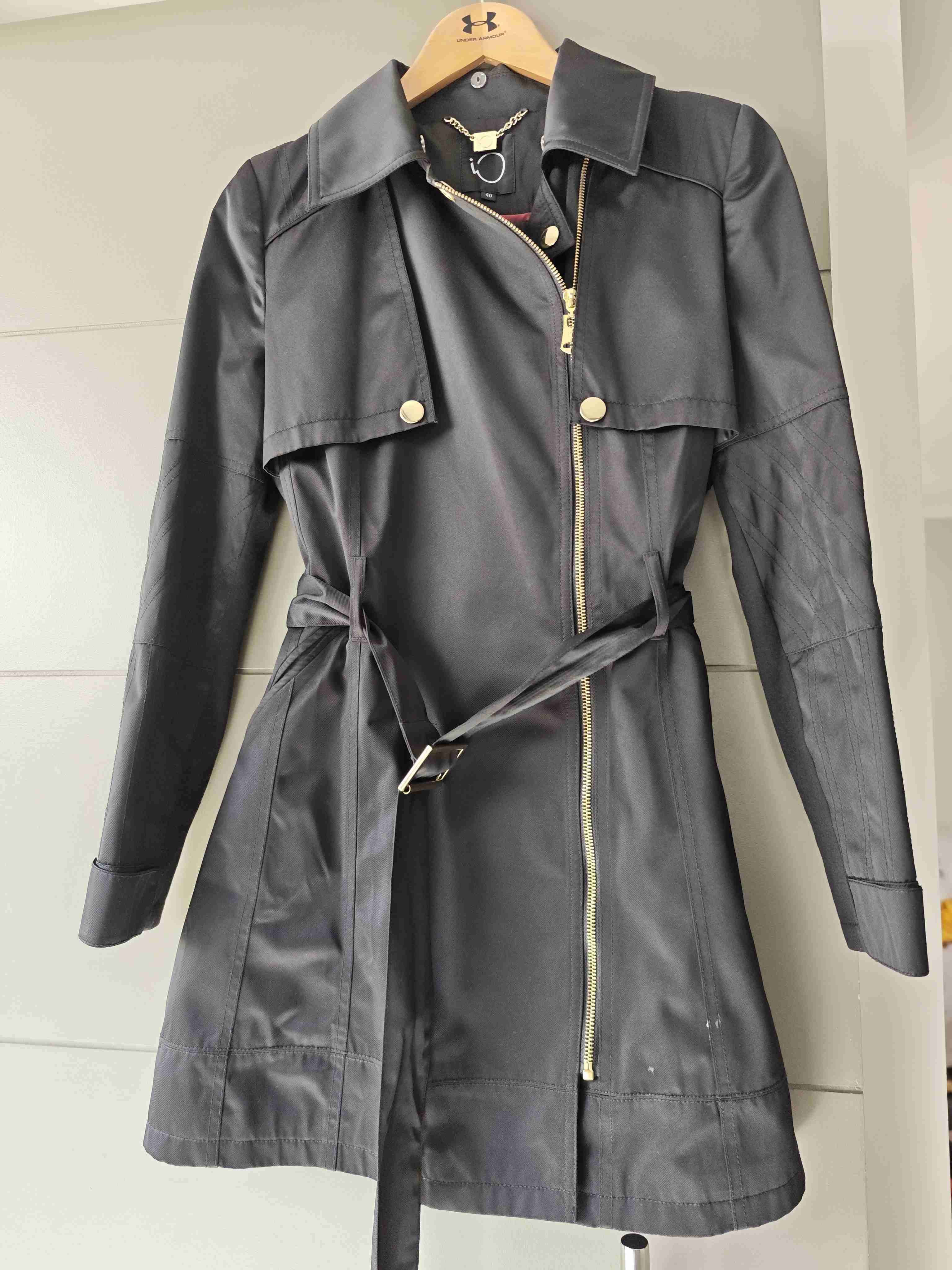 Abrigo negro con cierre dorado - 1