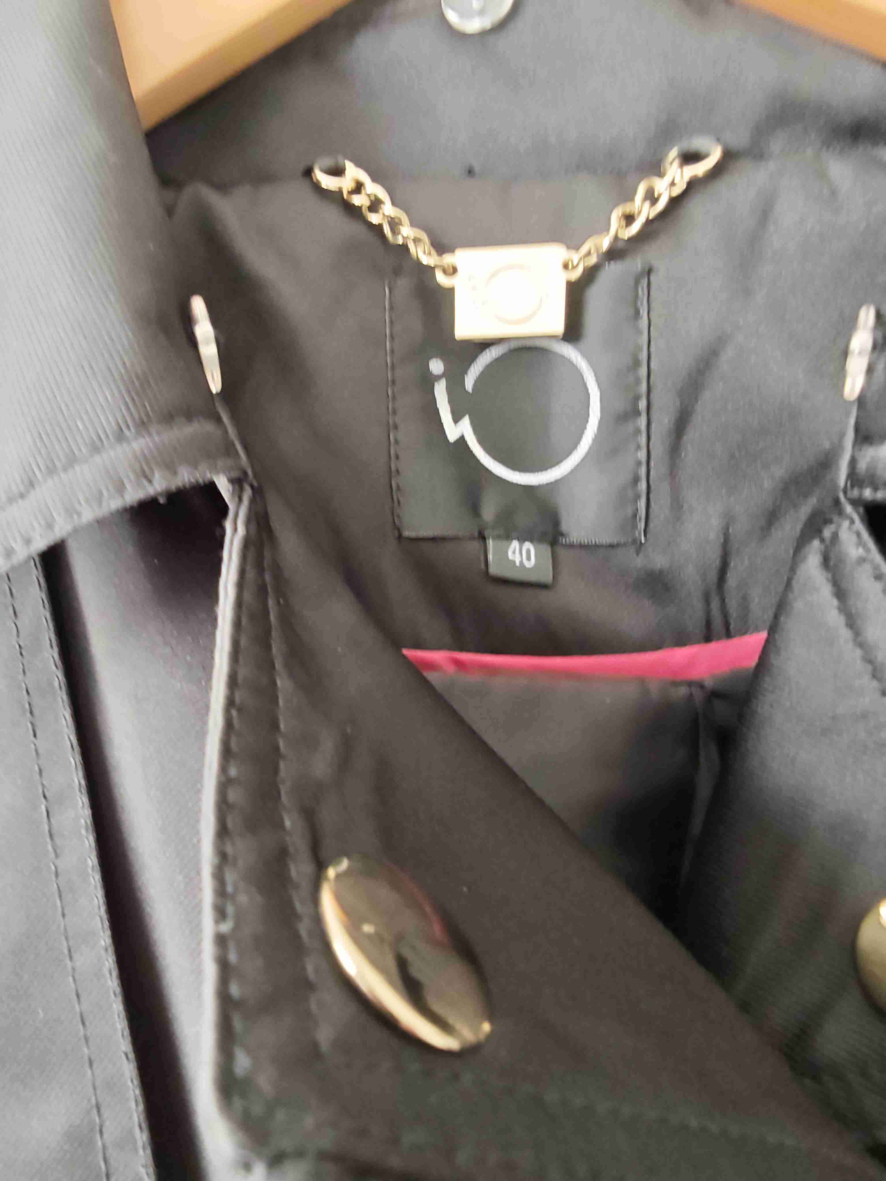 Abrigo negro con cierre dorado - 2