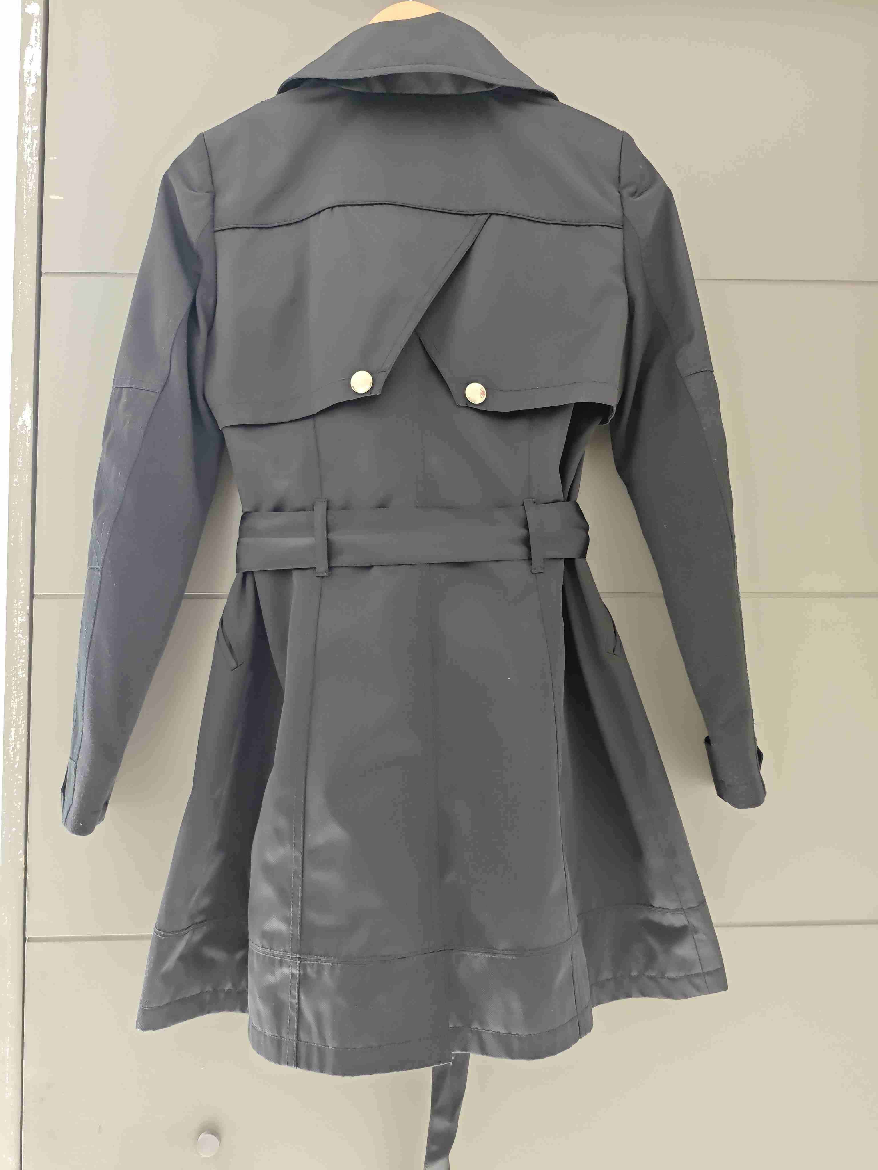 Abrigo negro con cierre dorado - 3