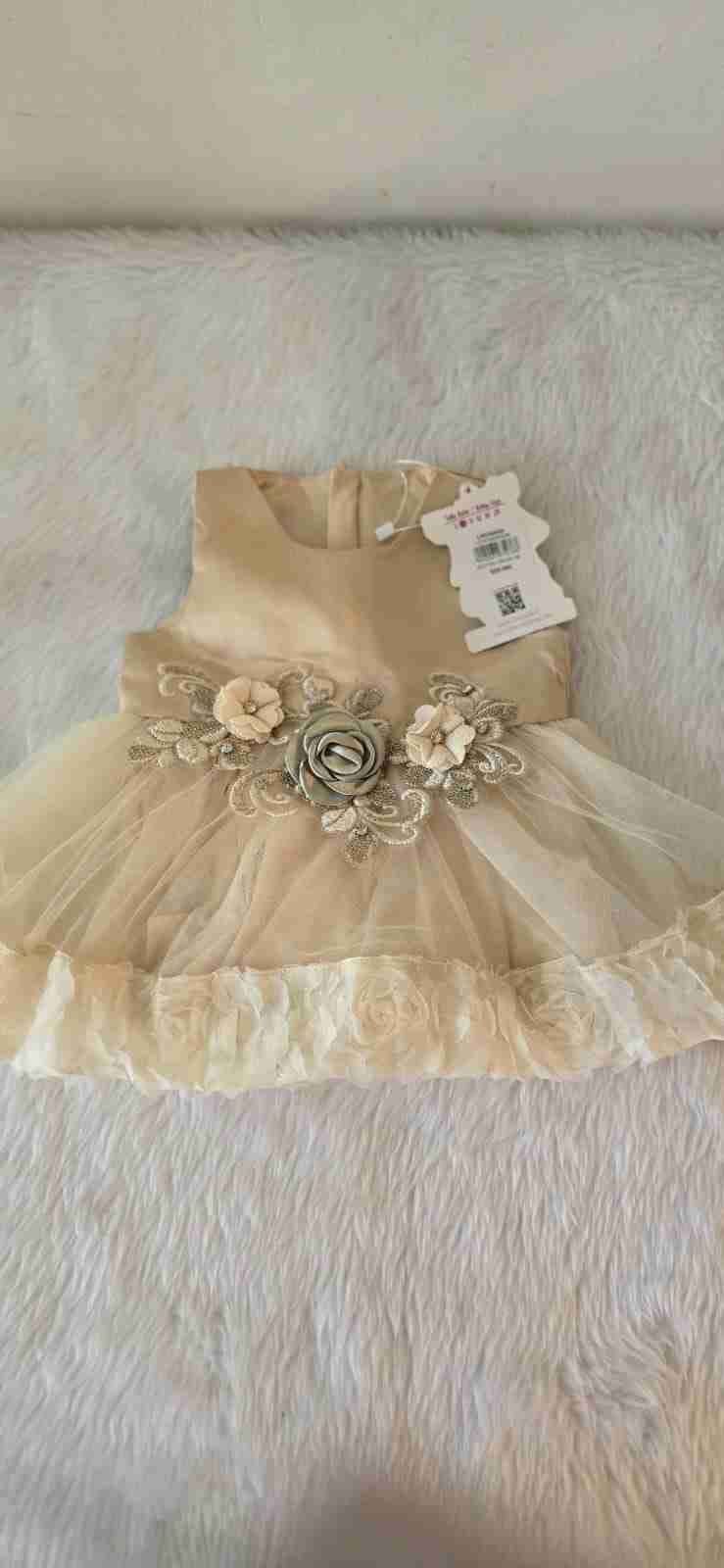 Vestido de bebé beige elegante