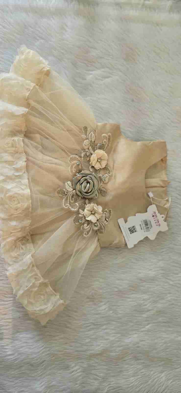 Vestido de bebé beige elegante - miniatura 2