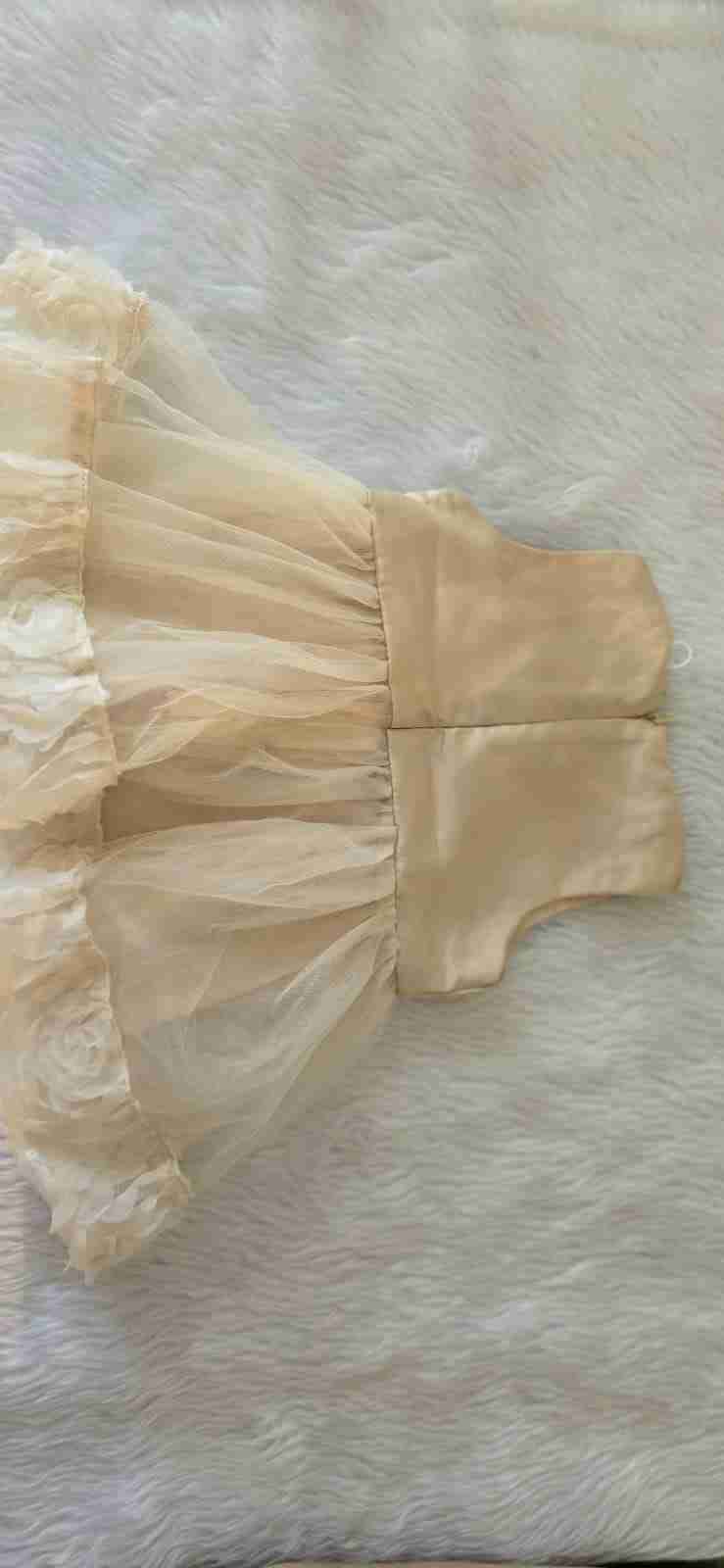 Vestido de bebé beige elegante - miniatura 3