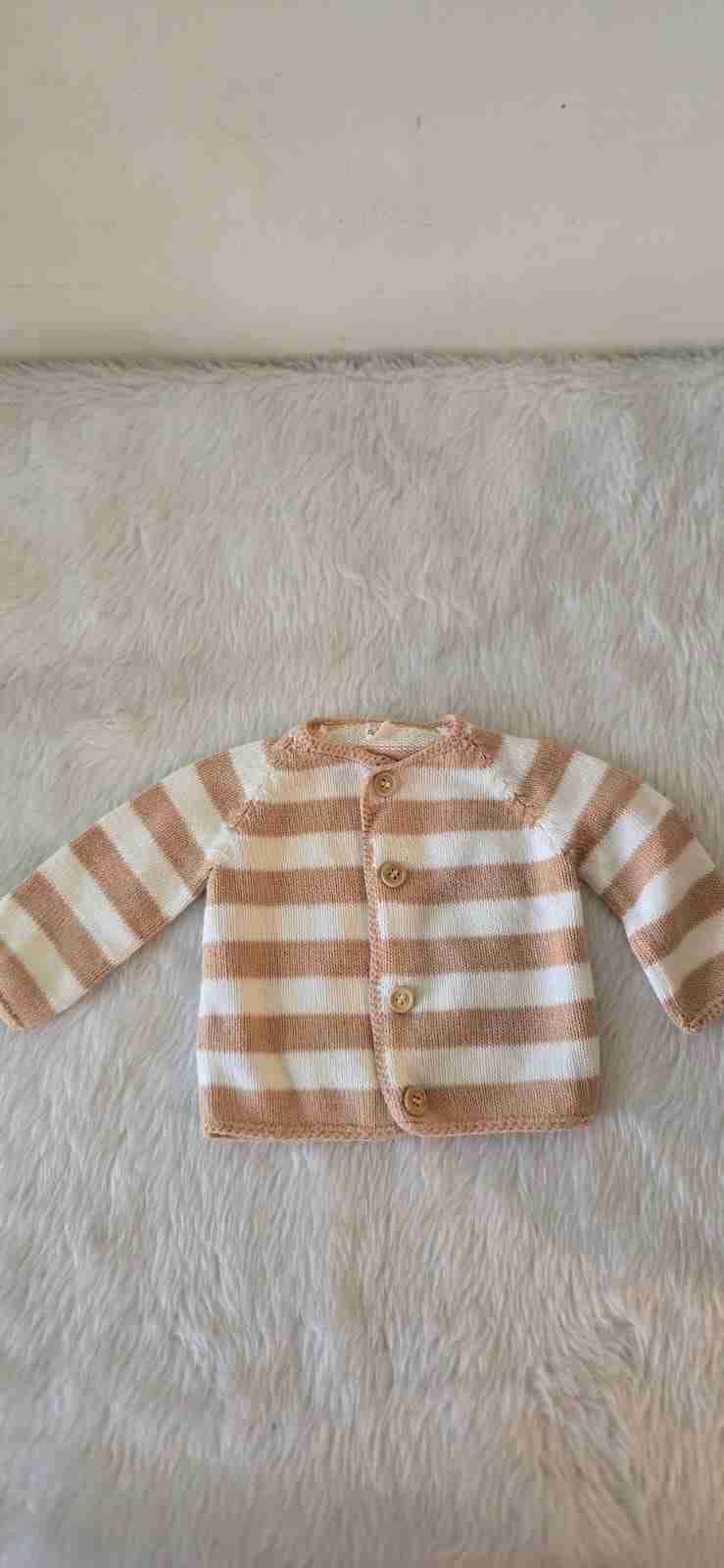 Chaleco bebé rayado beige y blanco