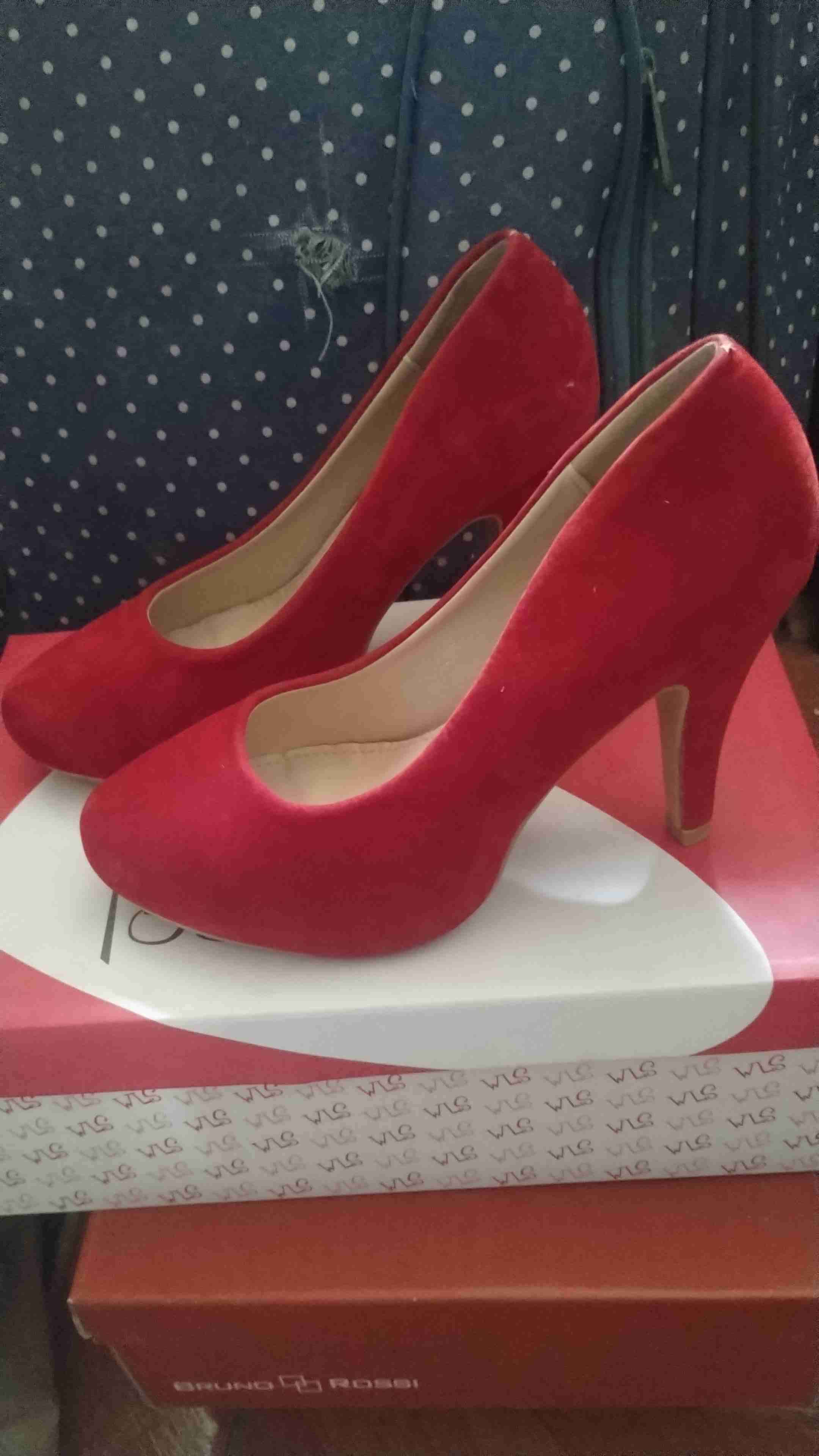 Tacones altos rojos de gamuza