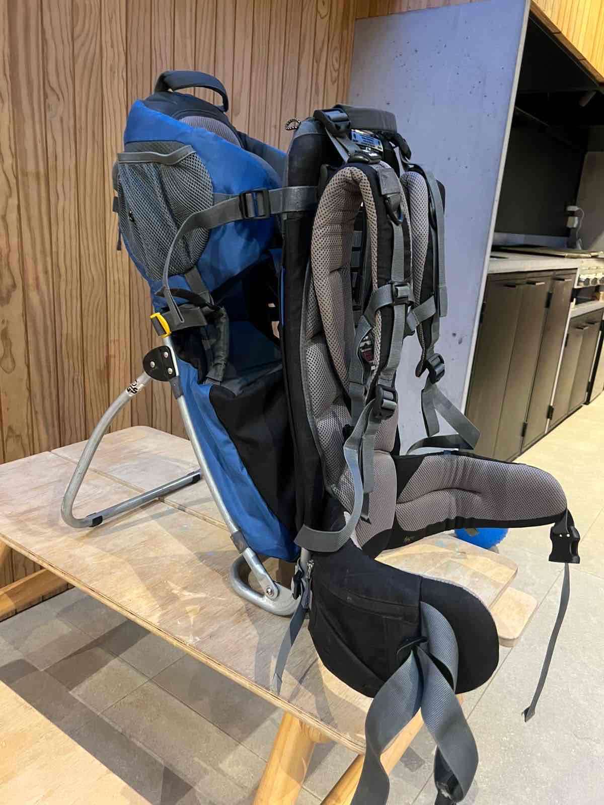 Mochila portabebé azul y negra Deuter - miniatura 2