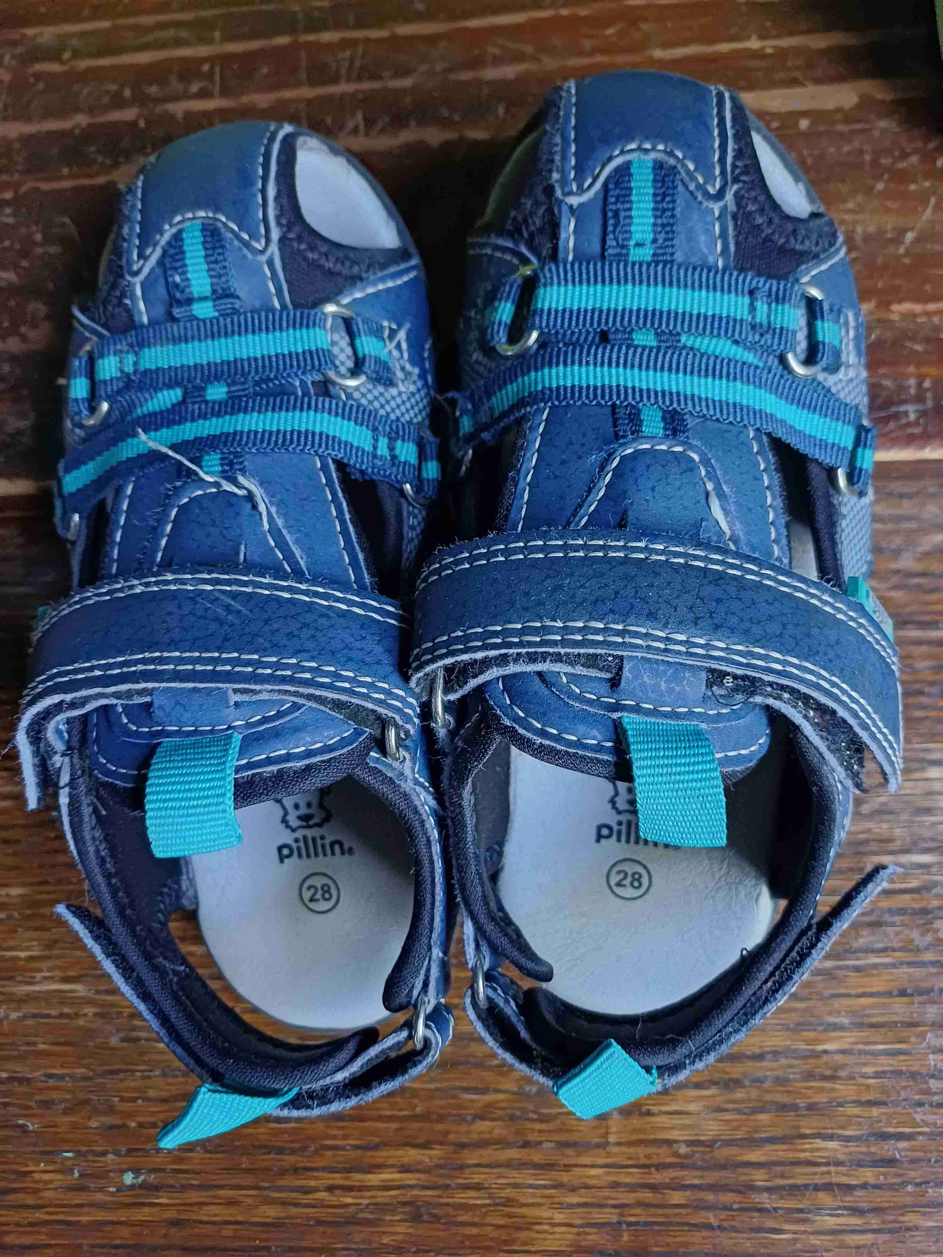 Sandalias azules para niño