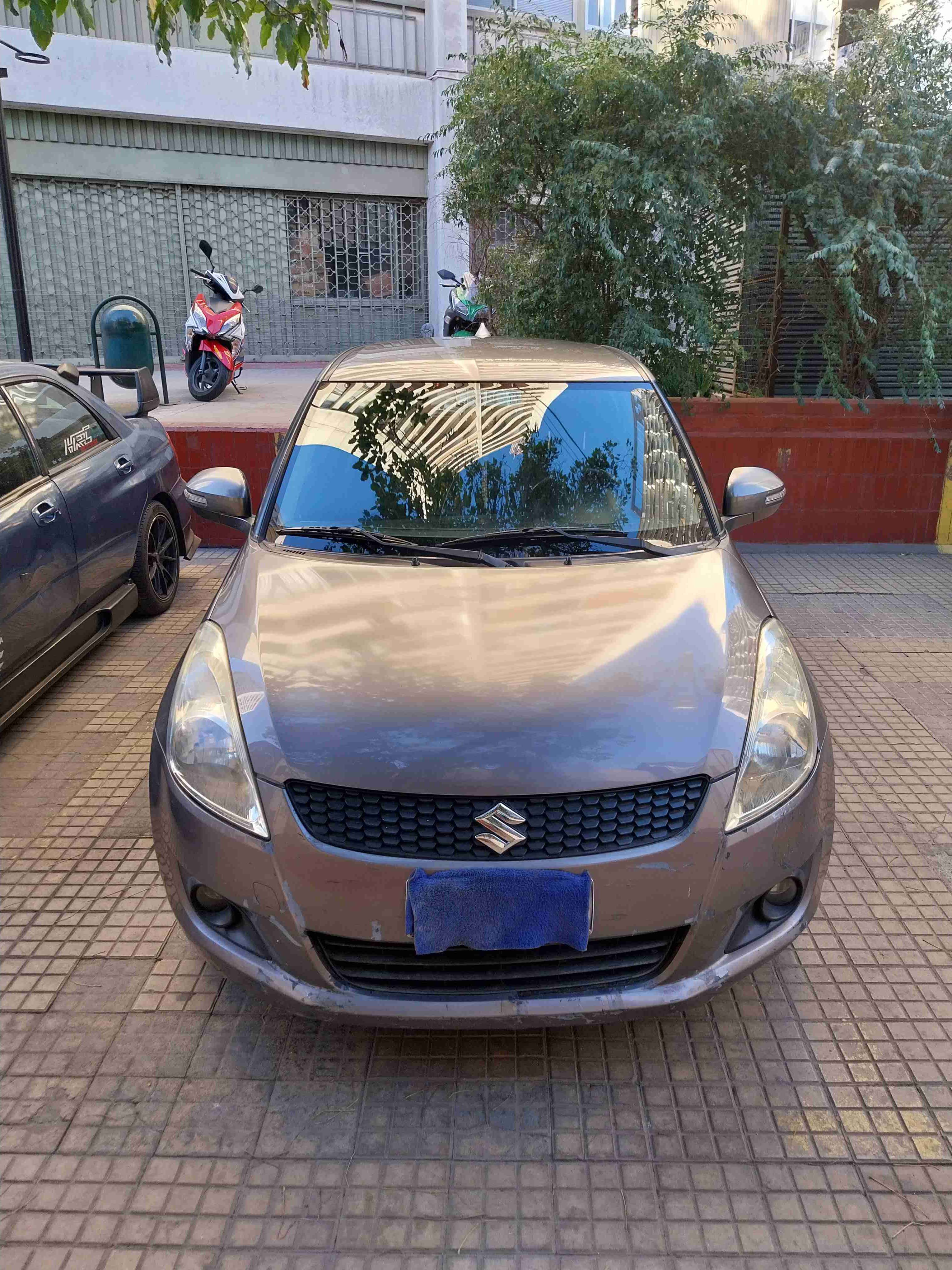 Auto hatchback gris en venta - miniatura 2