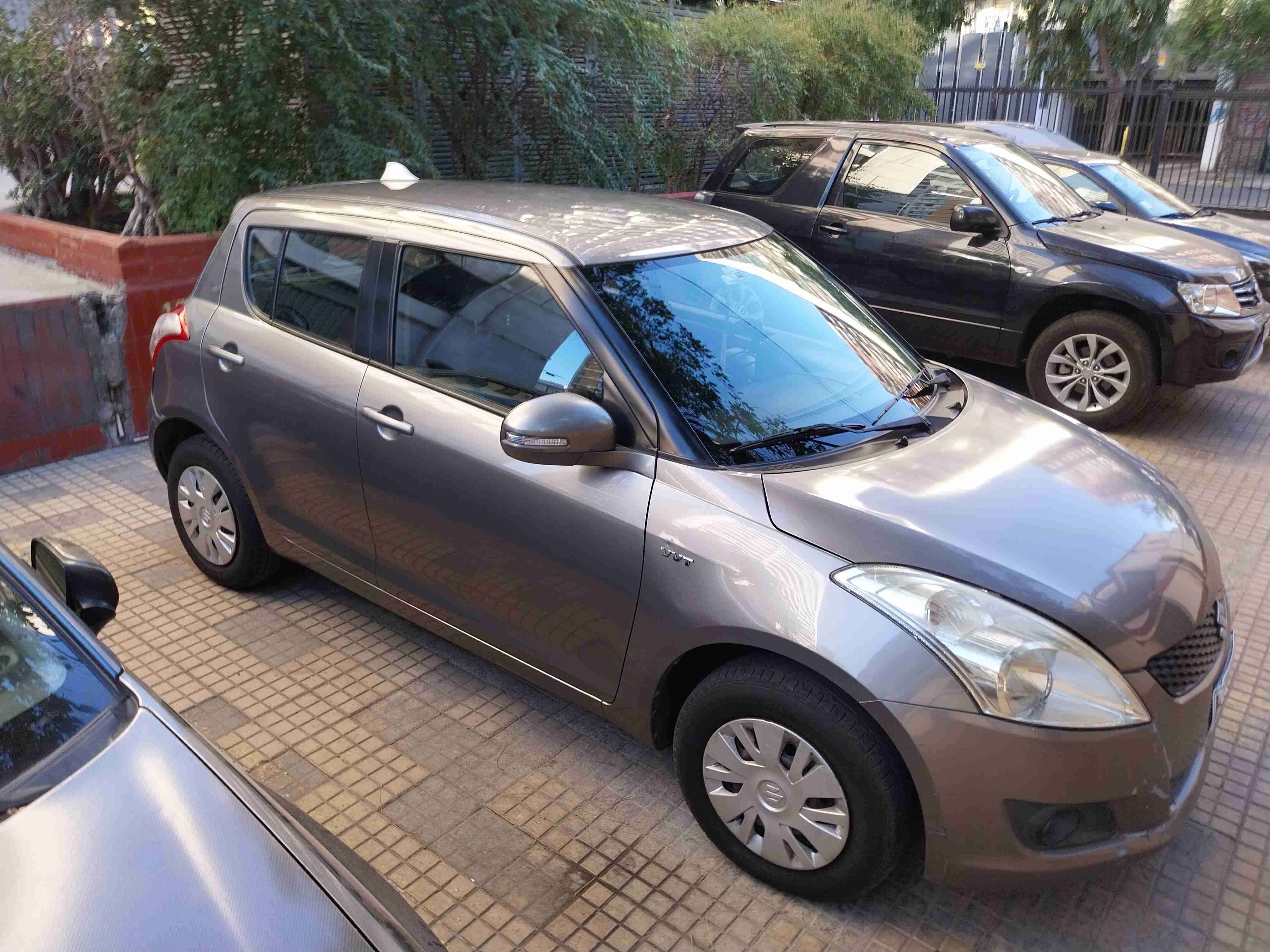Auto hatchback gris en venta - miniatura 3