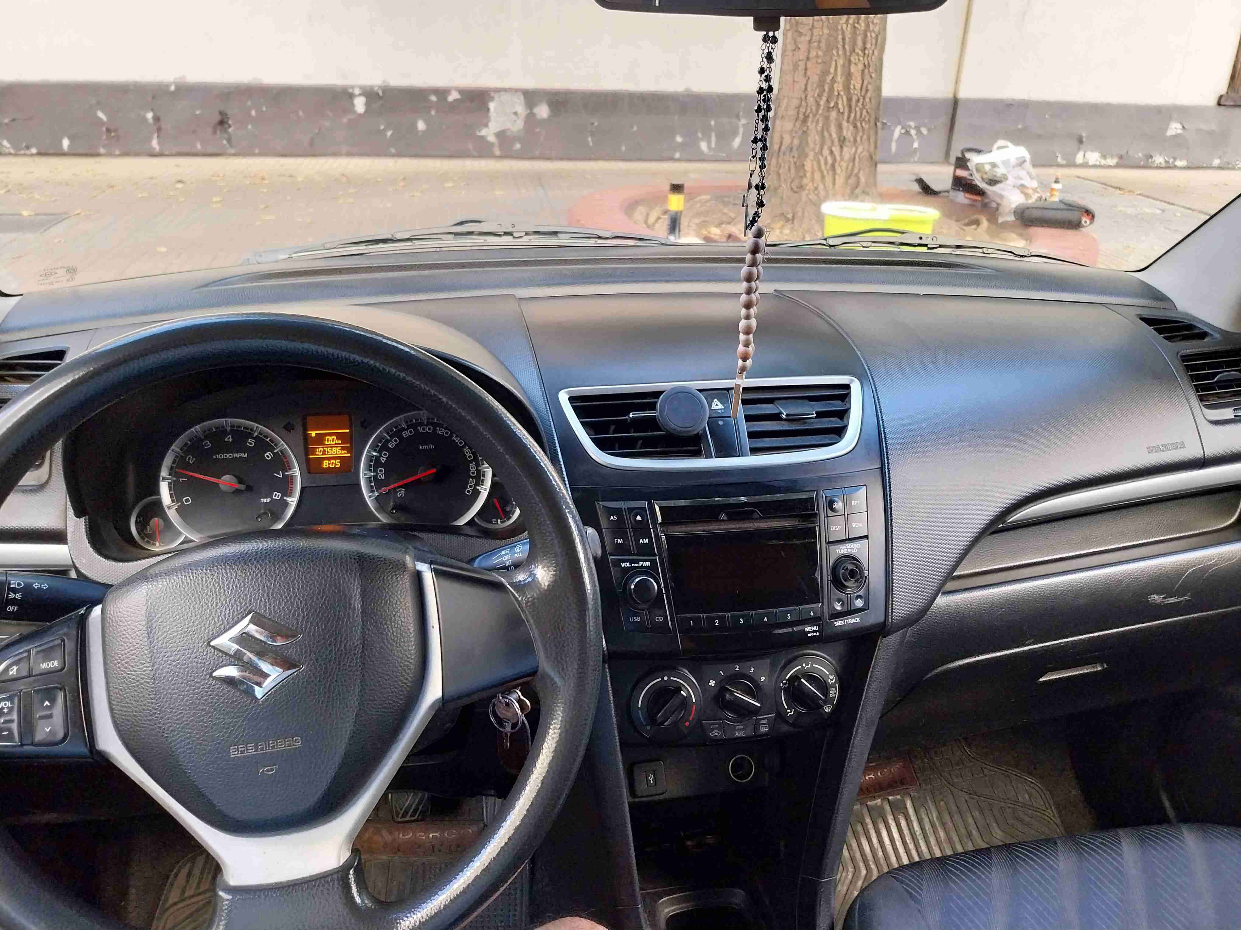 Auto hatchback gris en venta - miniatura 4