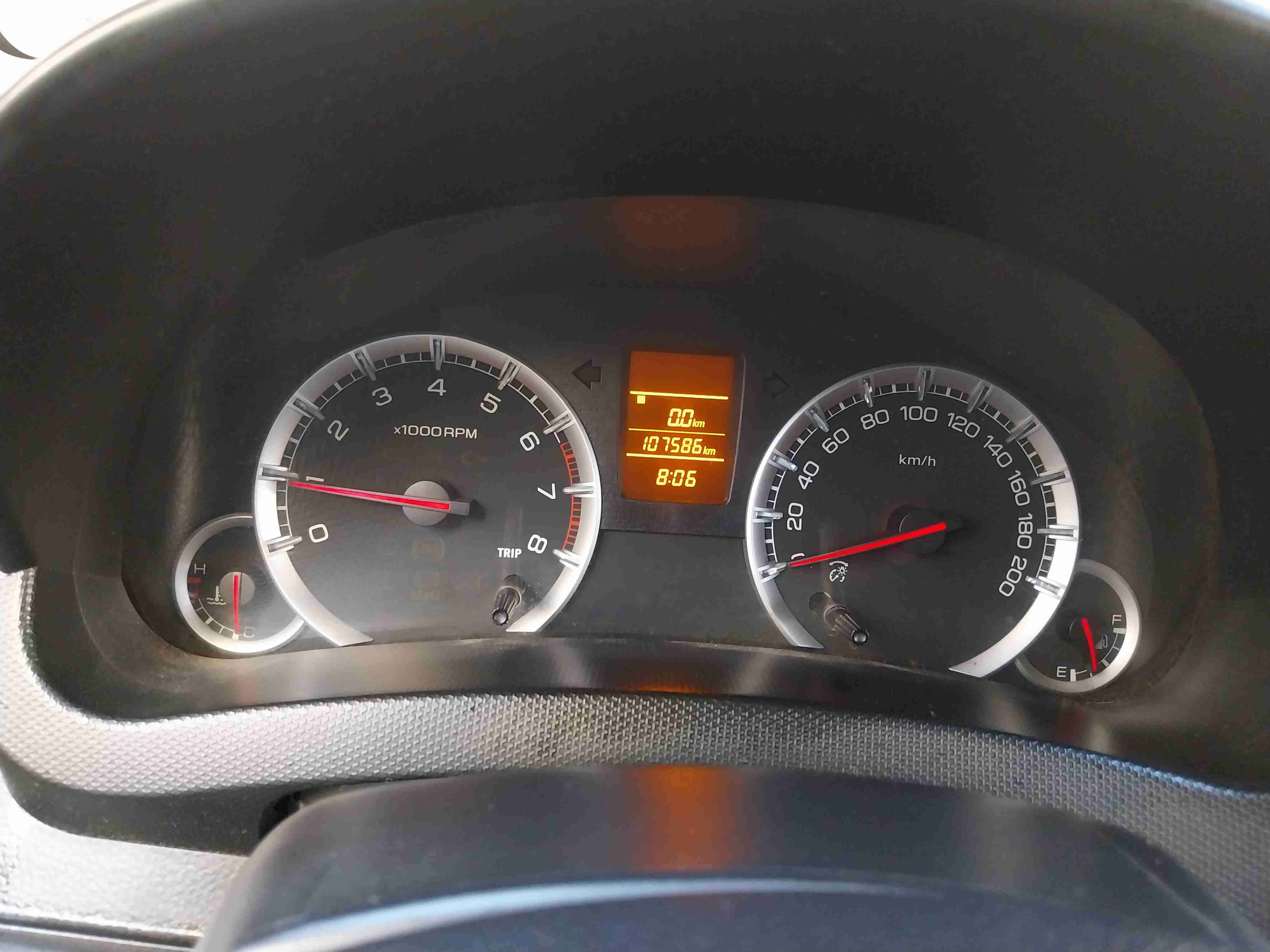 Auto hatchback gris en venta - miniatura 5