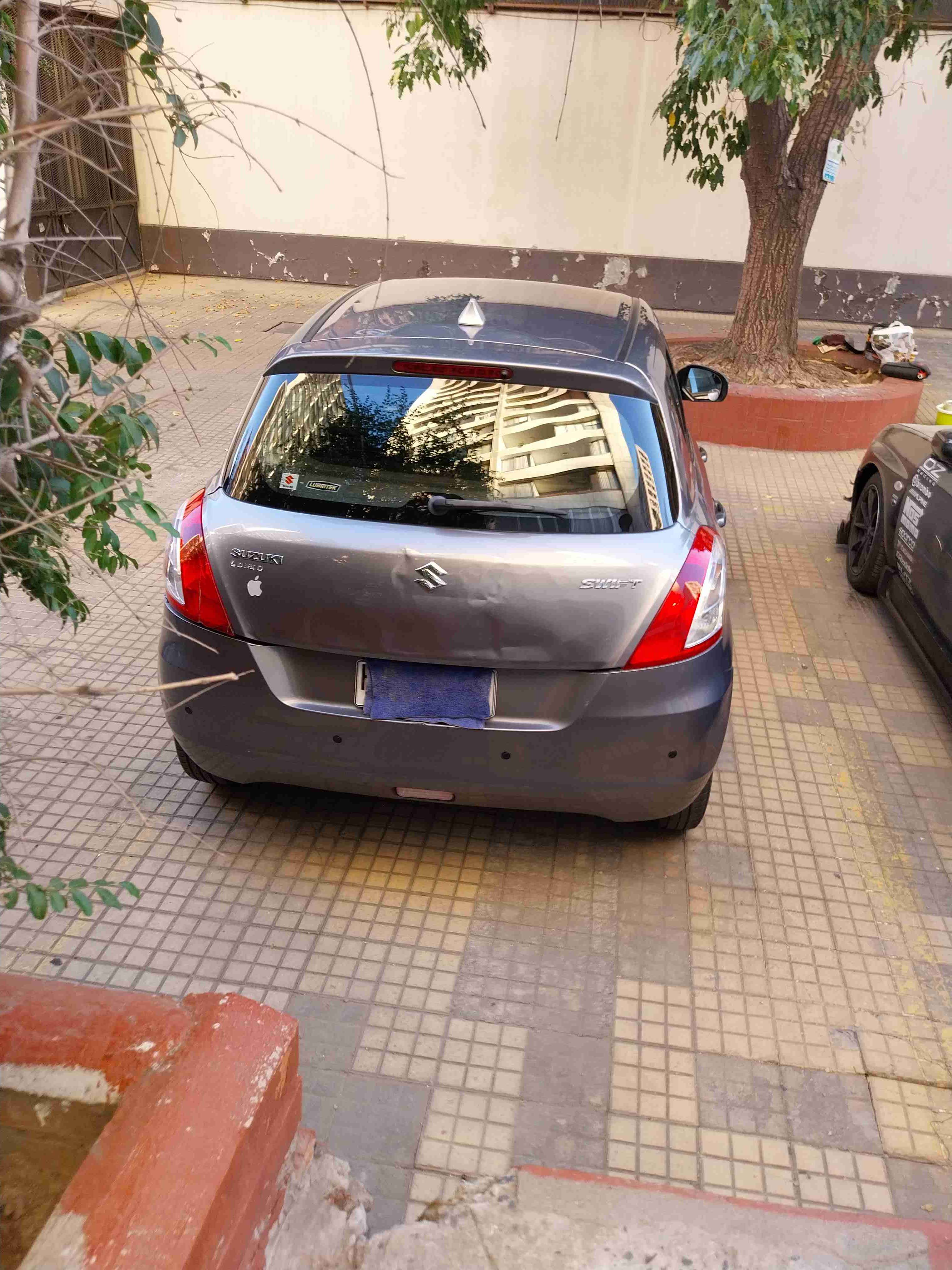 Auto hatchback gris en venta - miniatura 6