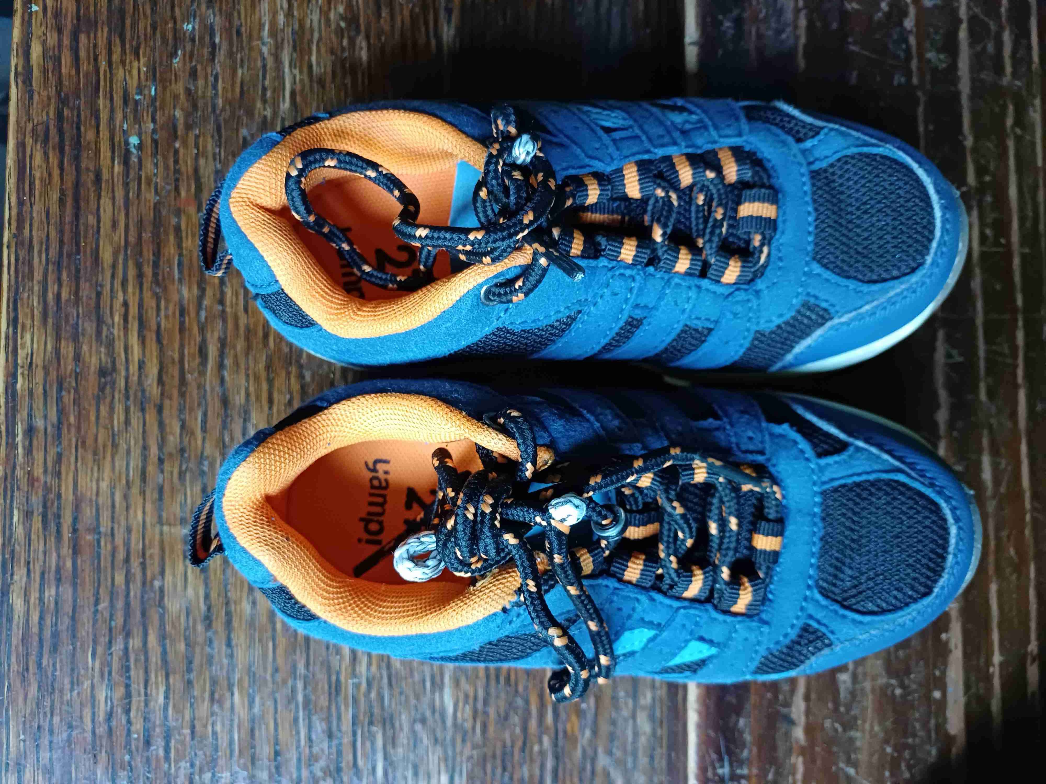Zapatillas de niño azul naranjas