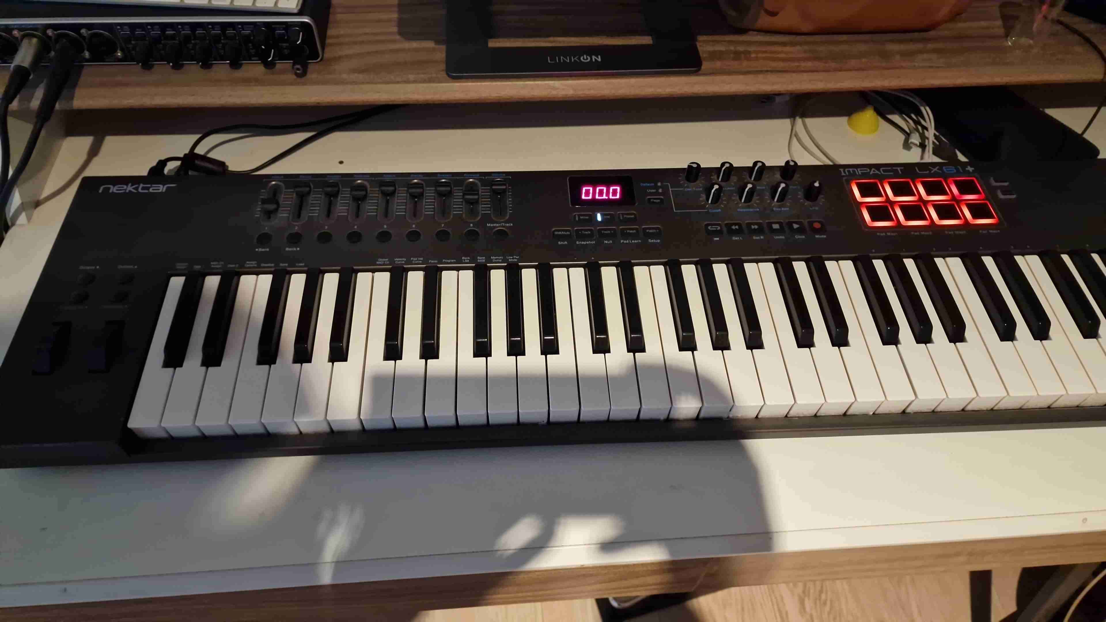 Teclado MIDI controlador Nektar LX61+ - miniatura 2