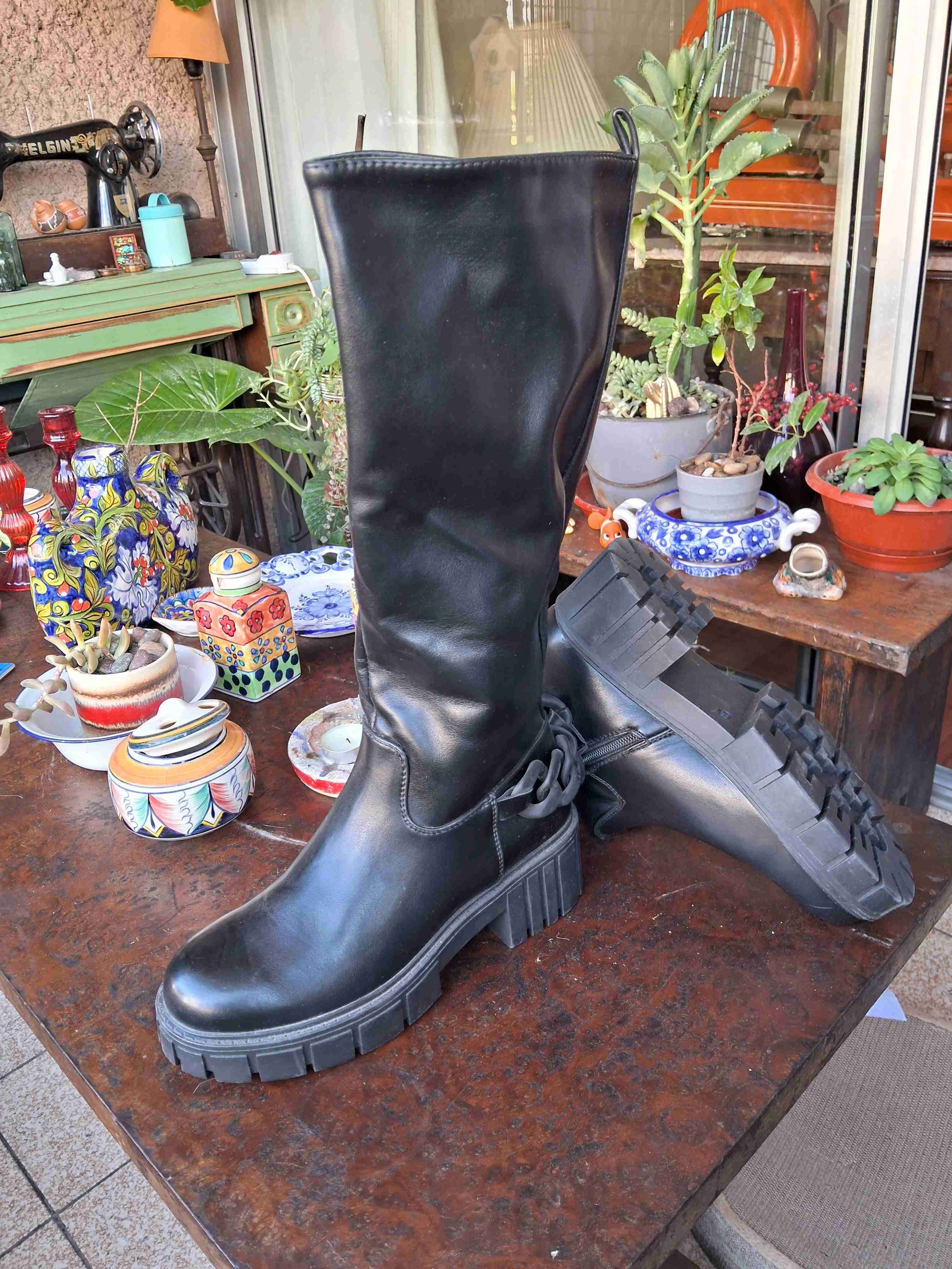 Botas negras de ecocuero