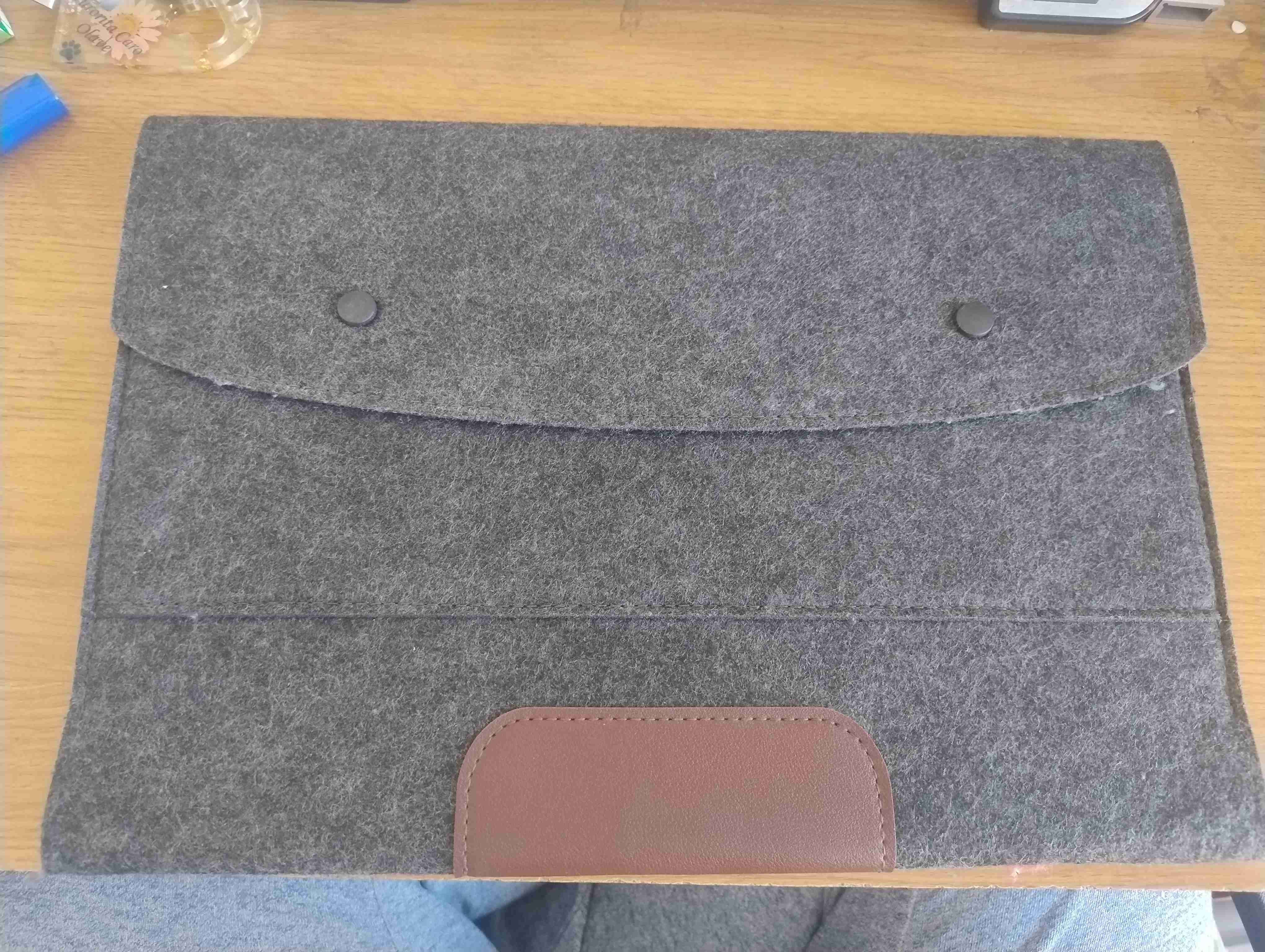 Estuche gris de fieltro