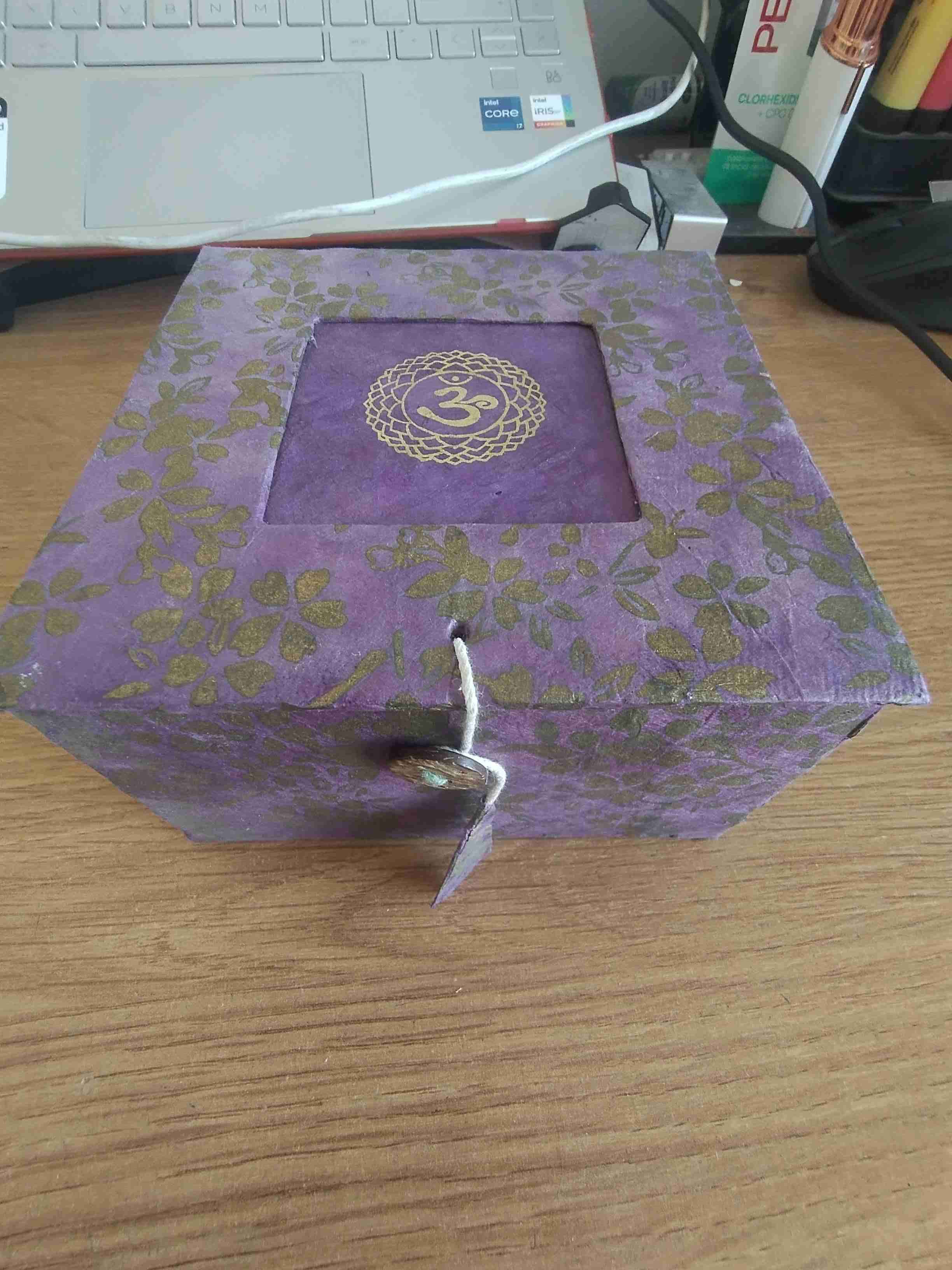 Caja decorativa púrpura artesanal