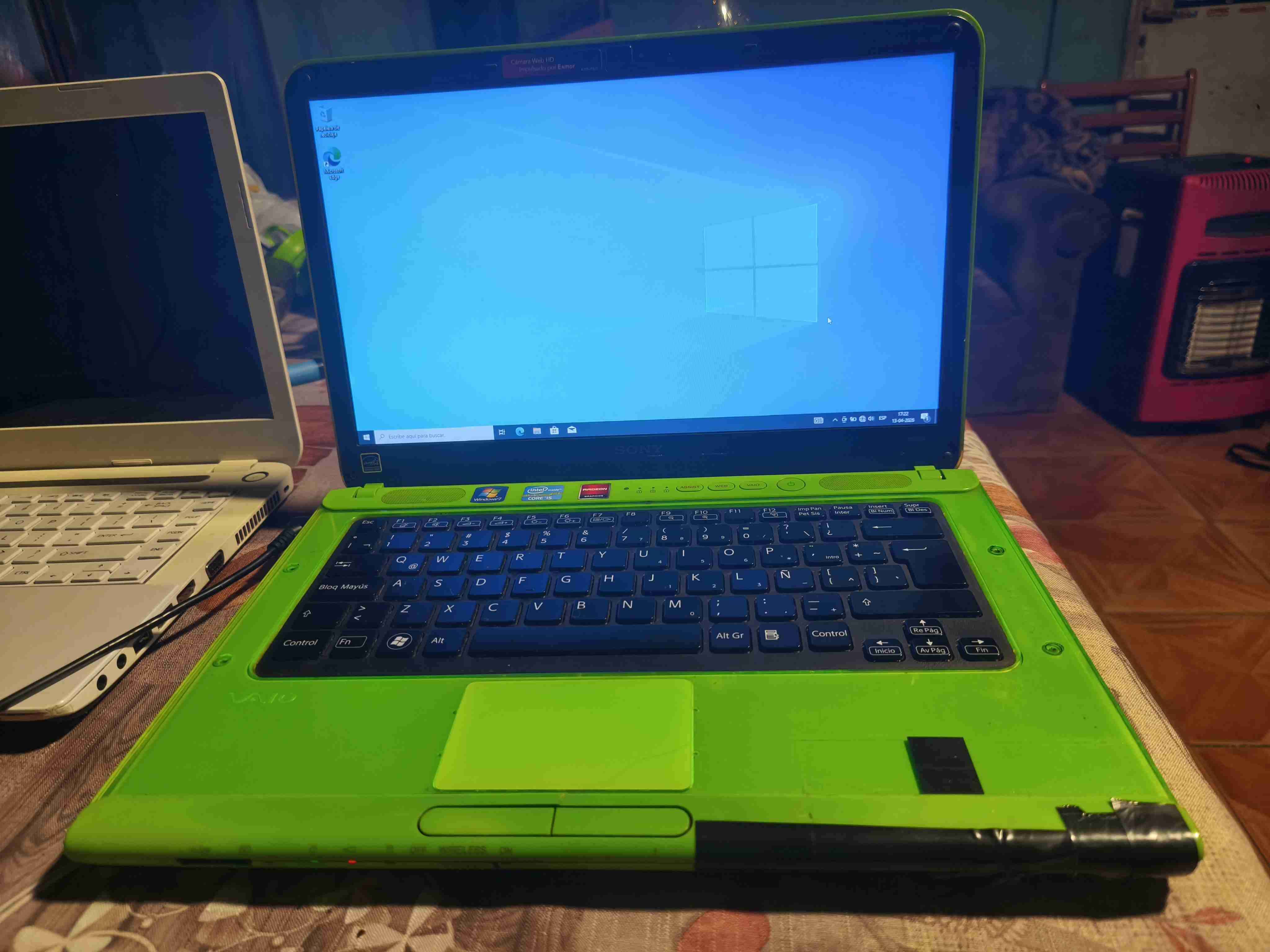 Laptop Sony Vaio verde neon en buen estado - miniatura 2