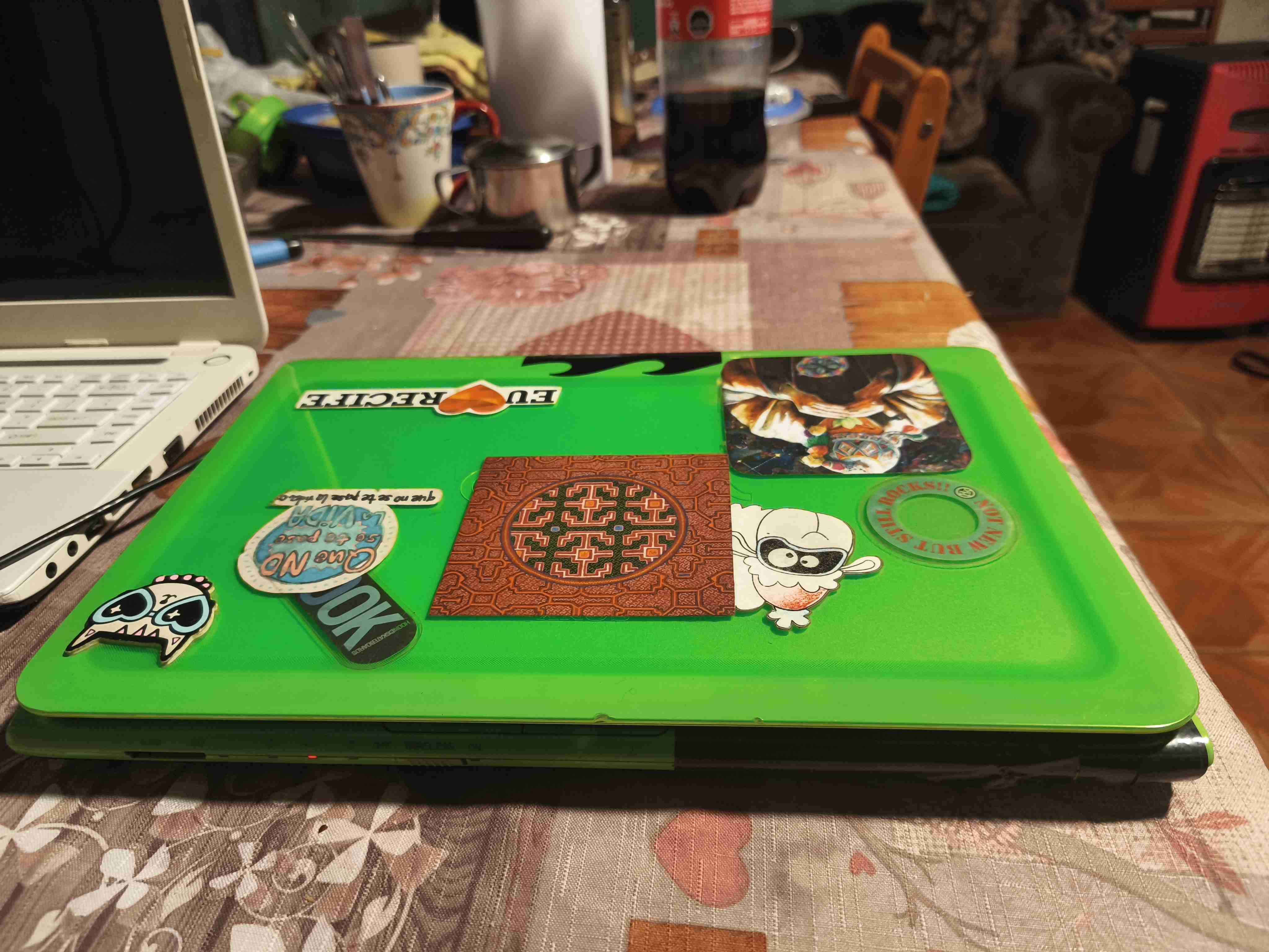 Laptop Sony Vaio verde neon en buen estado - miniatura 3