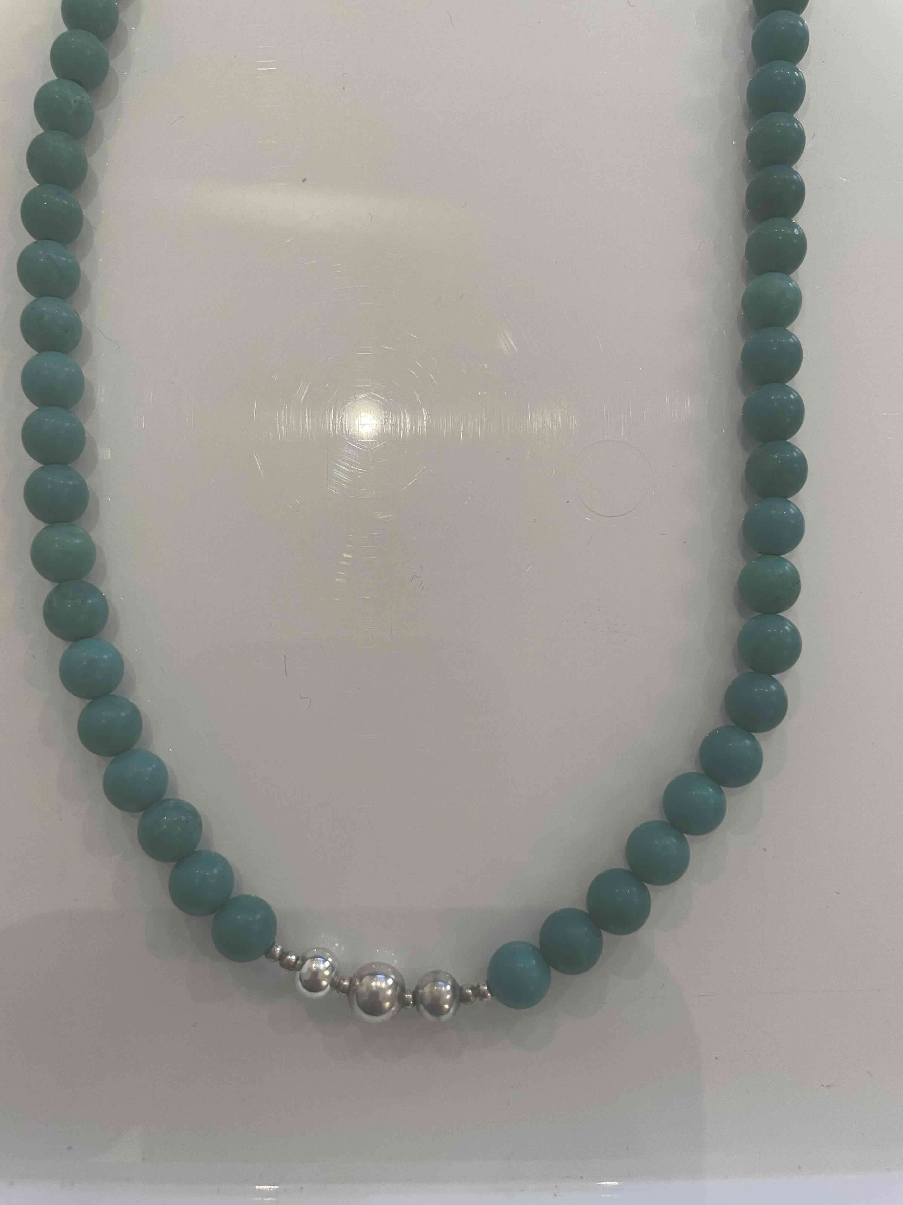 Collar de cuentas verde y plata