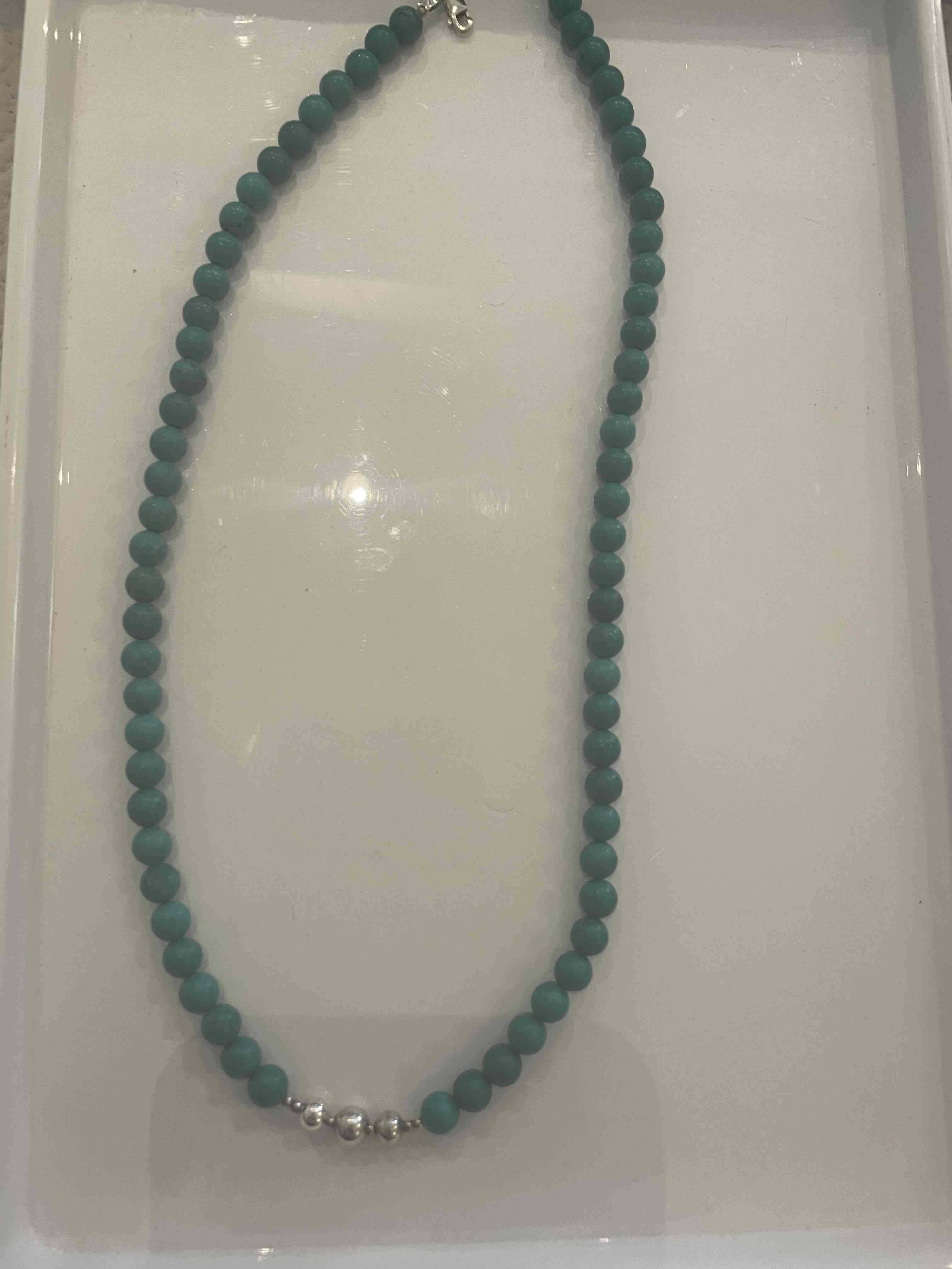 Collar de cuentas verde y plata - miniatura 2